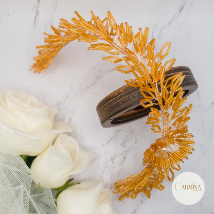 Tocado Tara | Diadema Flexible Dorada Con Aretes De Flor