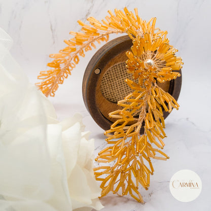 Tocado Tara | Diadema Flexible Dorada Con Aretes De Flor