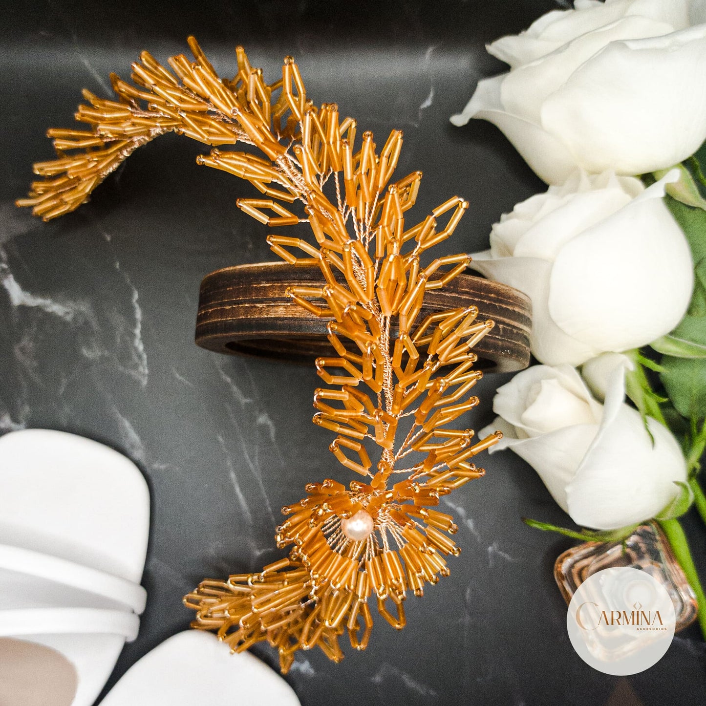 Tocado Tara | Diadema Flexible Dorada Con Aretes De Flor