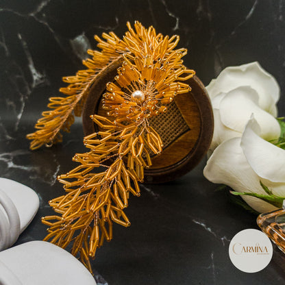 Tocado Tara | Diadema Flexible Dorada Con Aretes De Flor