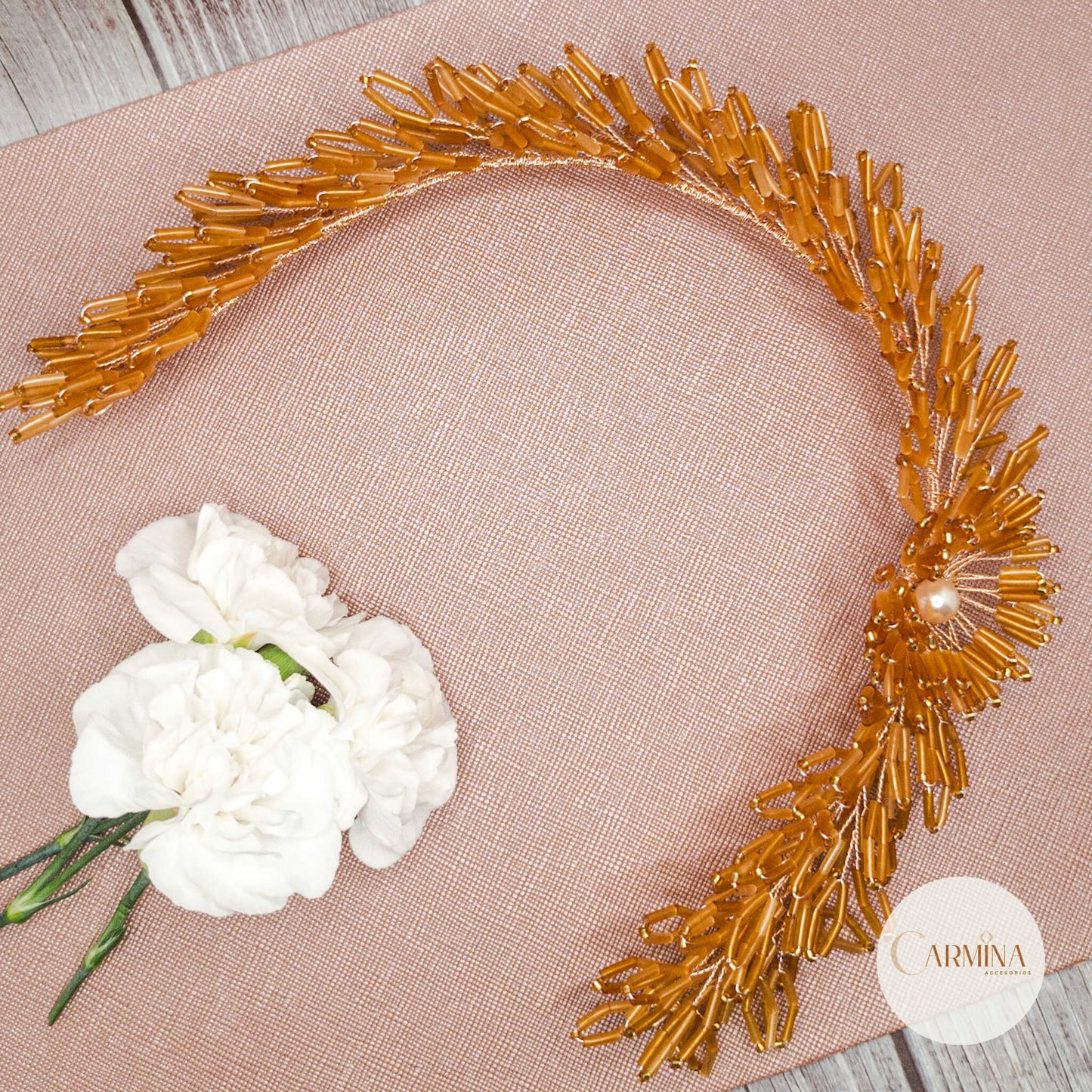 Tocado Tara | Diadema Flexible Dorada Con Aretes De Flor