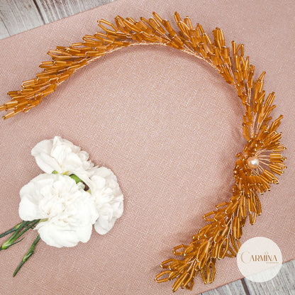 Tocado Tara | Diadema Flexible Dorada Con Aretes De Flor