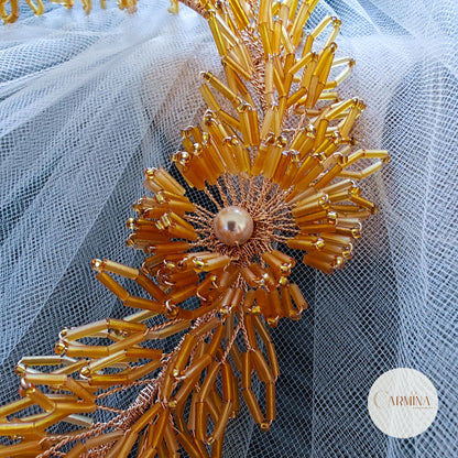 Tocado Tara | Diadema Flexible Dorada Con Aretes De Flor