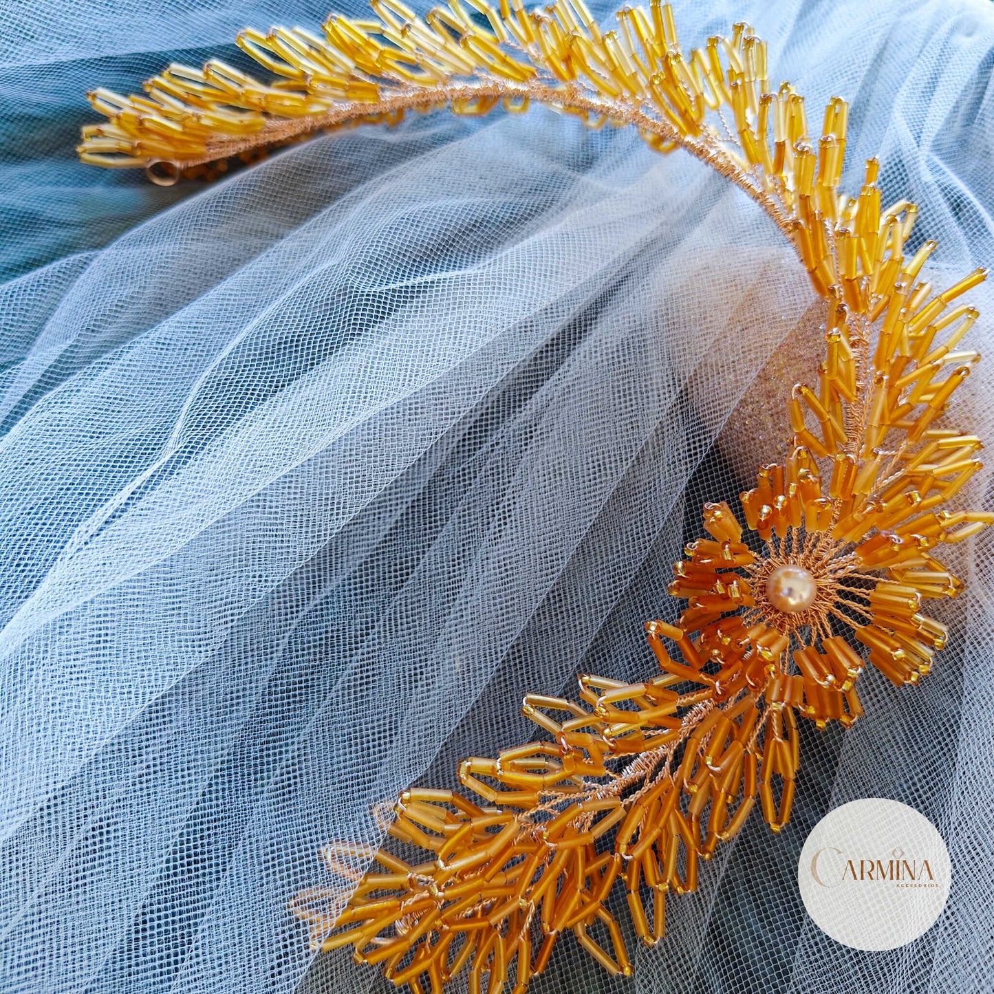 Tocado Tara | Diadema Flexible Dorada Con Aretes De Flor