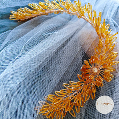 Tocado Tara | Diadema Flexible Dorada Con Aretes De Flor