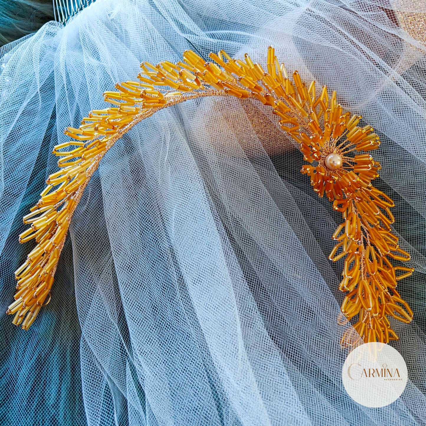 Tocado Tara | Diadema Flexible Dorada Con Aretes De Flor