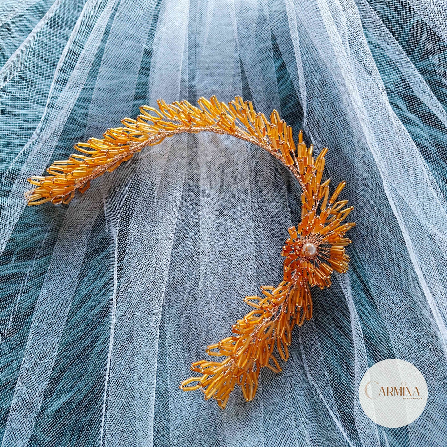 Tocado Tara | Diadema Flexible Dorada Con Aretes De Flor