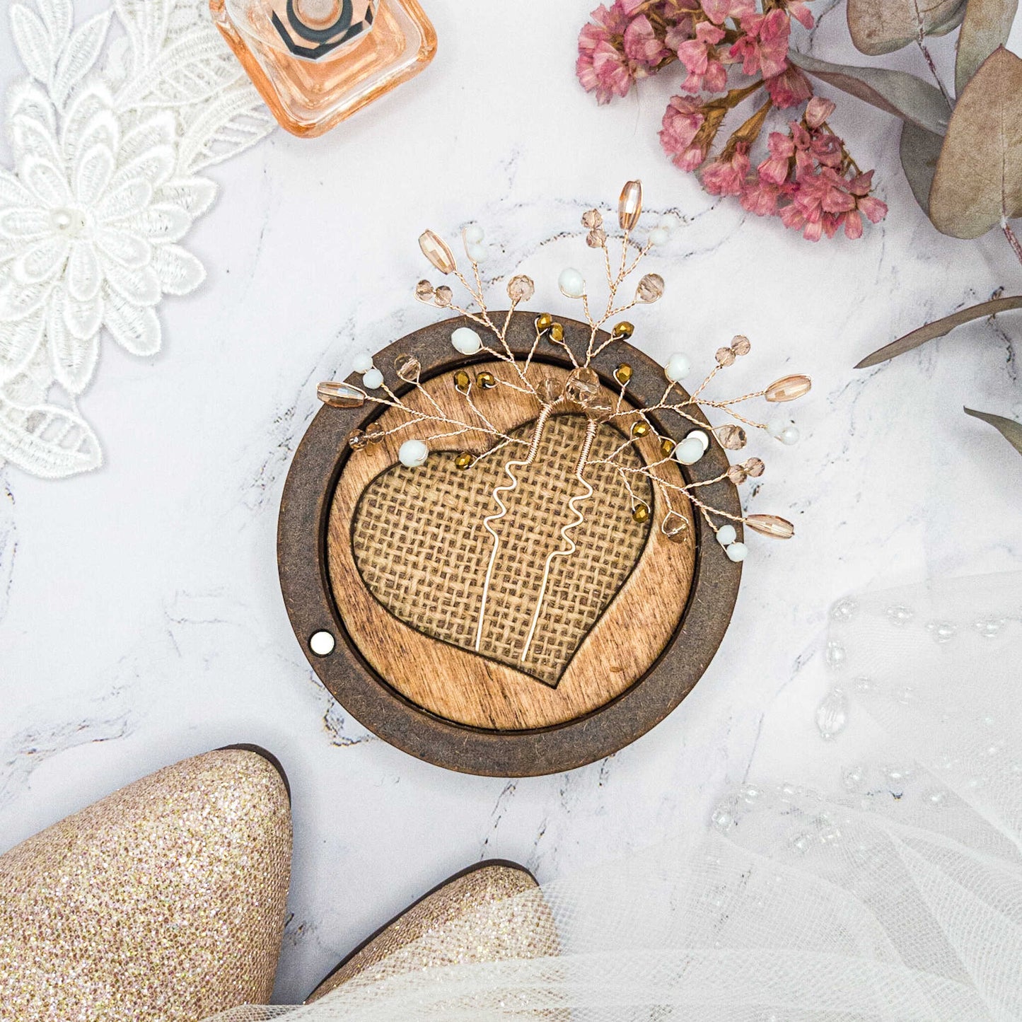 Tocado Alelí | Headpin Solitario Dorado Claro con Cristales en Blanco, Dorado, Naranja y Ámbar