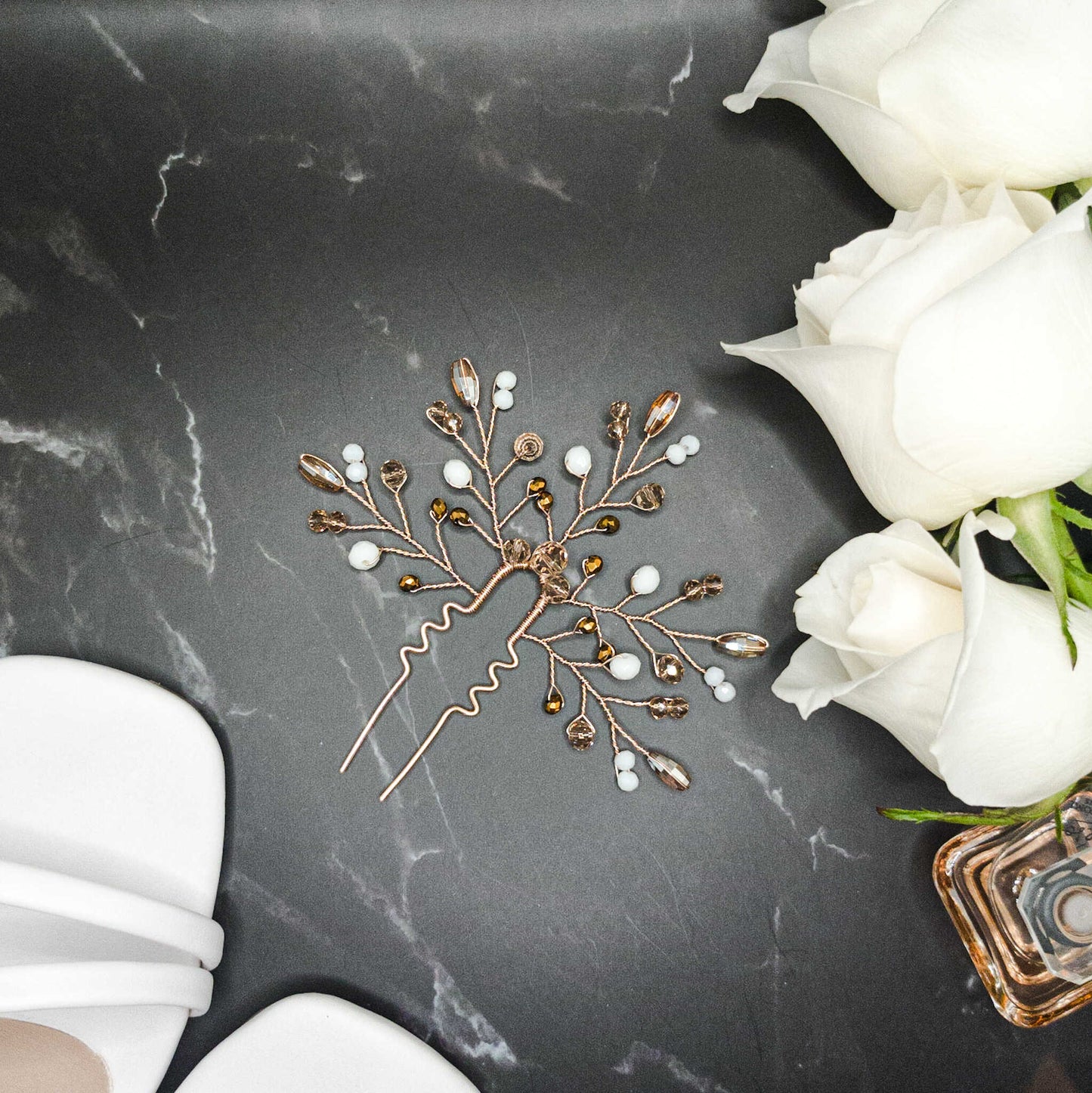 Tocado Alelí | Headpin Solitario Dorado Claro con Cristales en Blanco, Dorado, Naranja y Ámbar