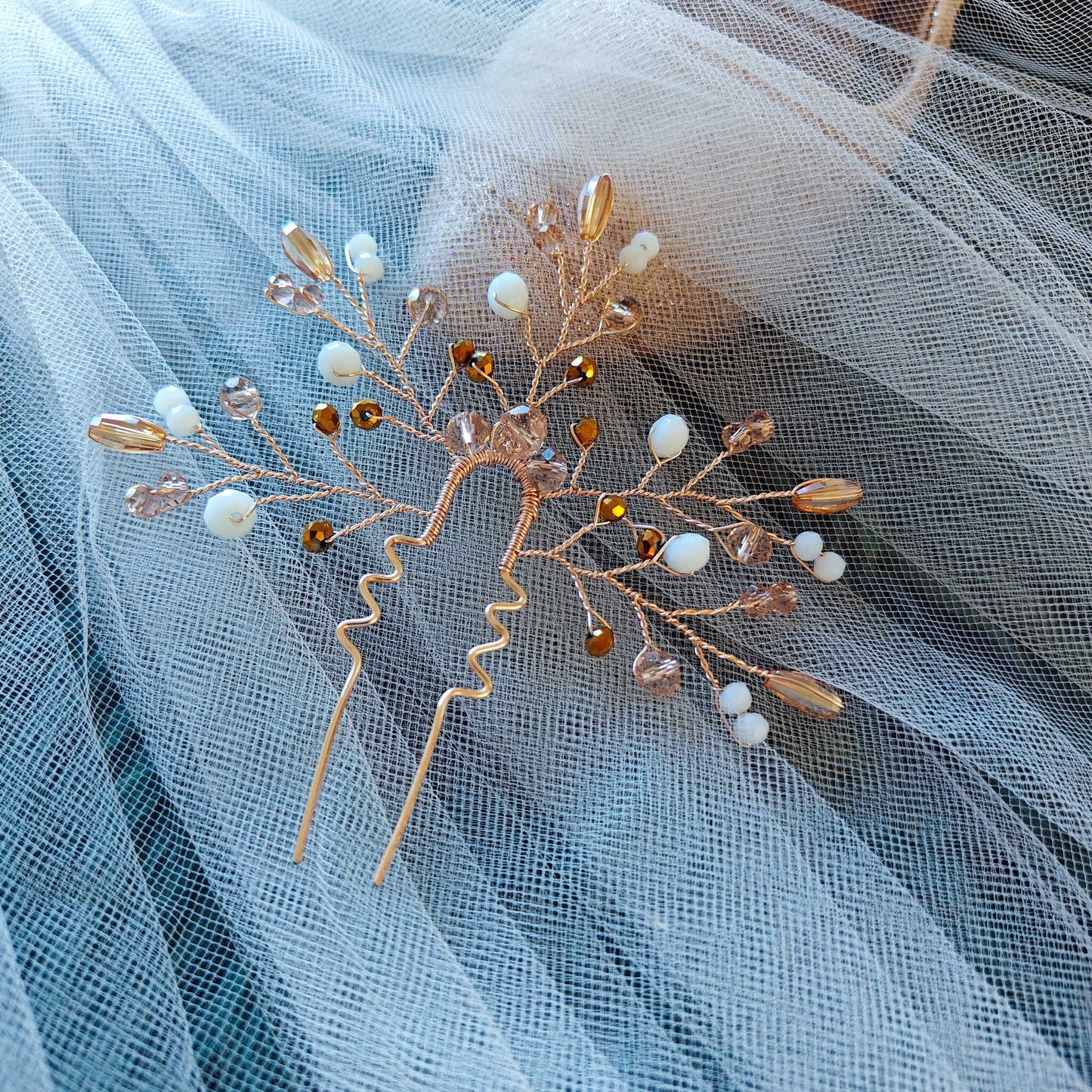 Tocado Alelí | Headpin Solitario Dorado Claro con Cristales en Blanco, Dorado, Naranja y Ámbar