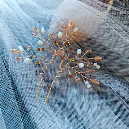 Tocado Alelí | Headpin Solitario Dorado Claro con Cristales en Blanco, Dorado, Naranja y Ámbar