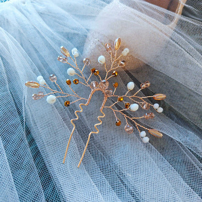 Tocado Alelí | Headpin Solitario Dorado Claro con Cristales en Blanco, Dorado, Naranja y Ámbar