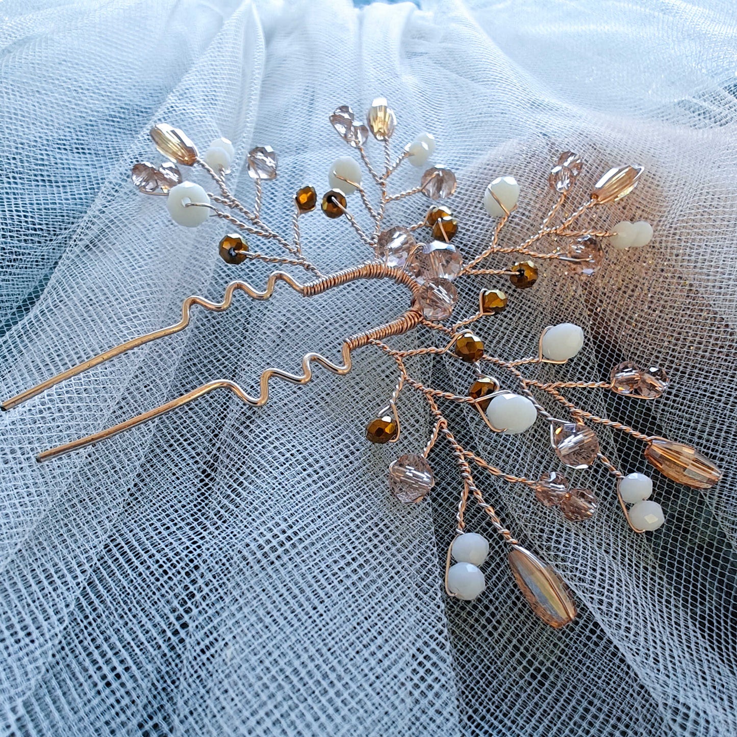 Tocado Alelí | Headpin Solitario Dorado Claro con Cristales en Blanco, Dorado, Naranja y Ámbar