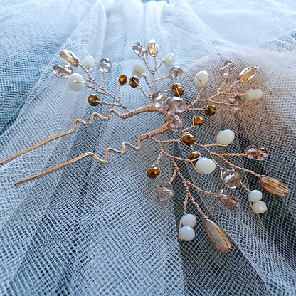 Tocado Alelí | Headpin Solitario Dorado Claro con Cristales en Blanco, Dorado, Naranja y Ámbar