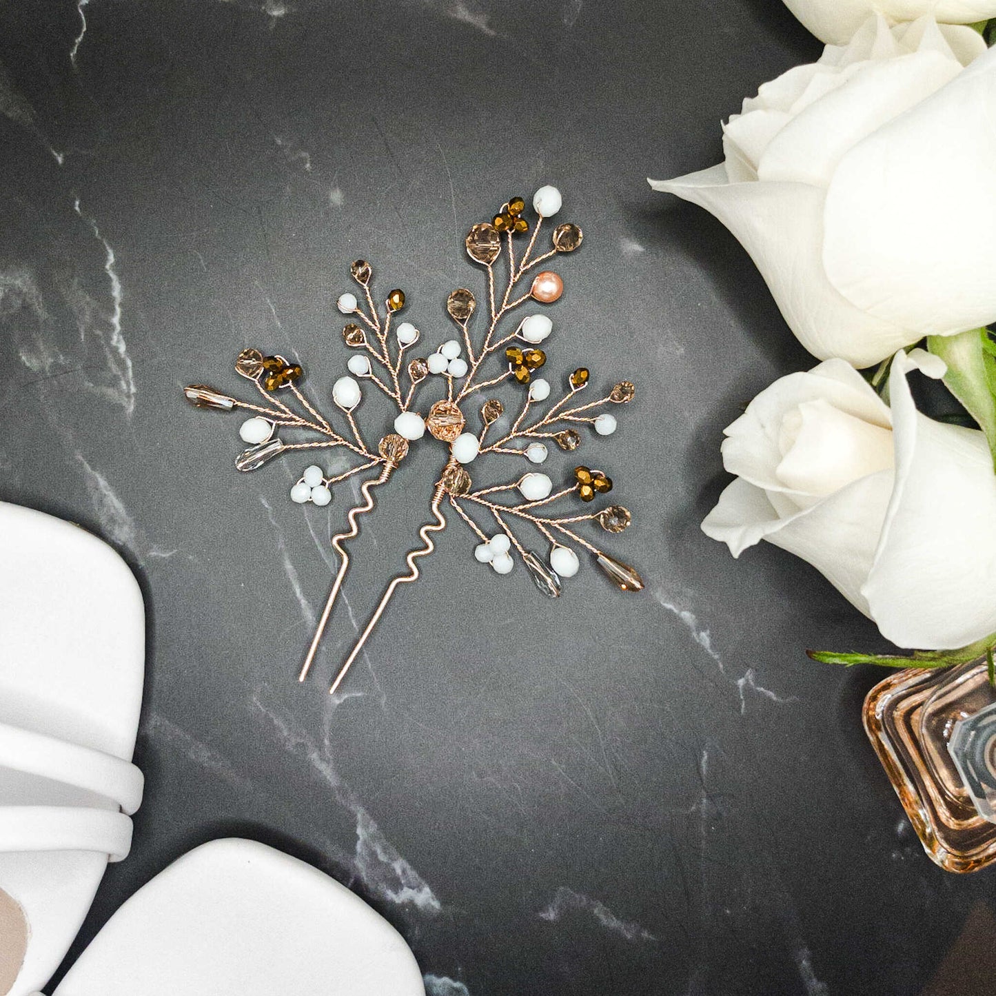 Tocado Amelie | Headpin Solitario Dorado Claro con Cristales en Blanco, Dorado, Naranja, Ámbar y Perla Nácar Palo Rosa