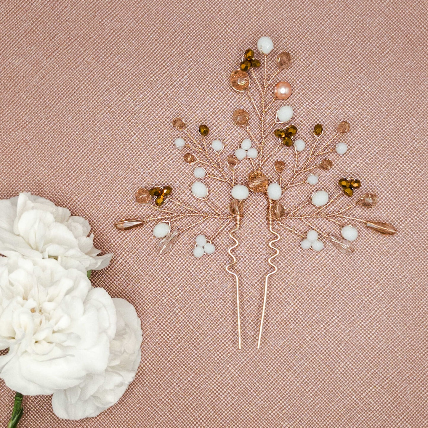 Tocado Amelie | Headpin Solitario Dorado Claro con Cristales en Blanco, Dorado, Naranja, Ámbar y Perla Nácar Palo Rosa