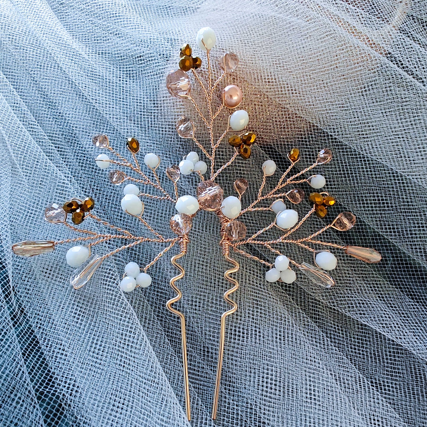 Tocado Amelie | Headpin Solitario Dorado Claro con Cristales en Blanco, Dorado, Naranja, Ámbar y Perla Nácar Palo Rosa