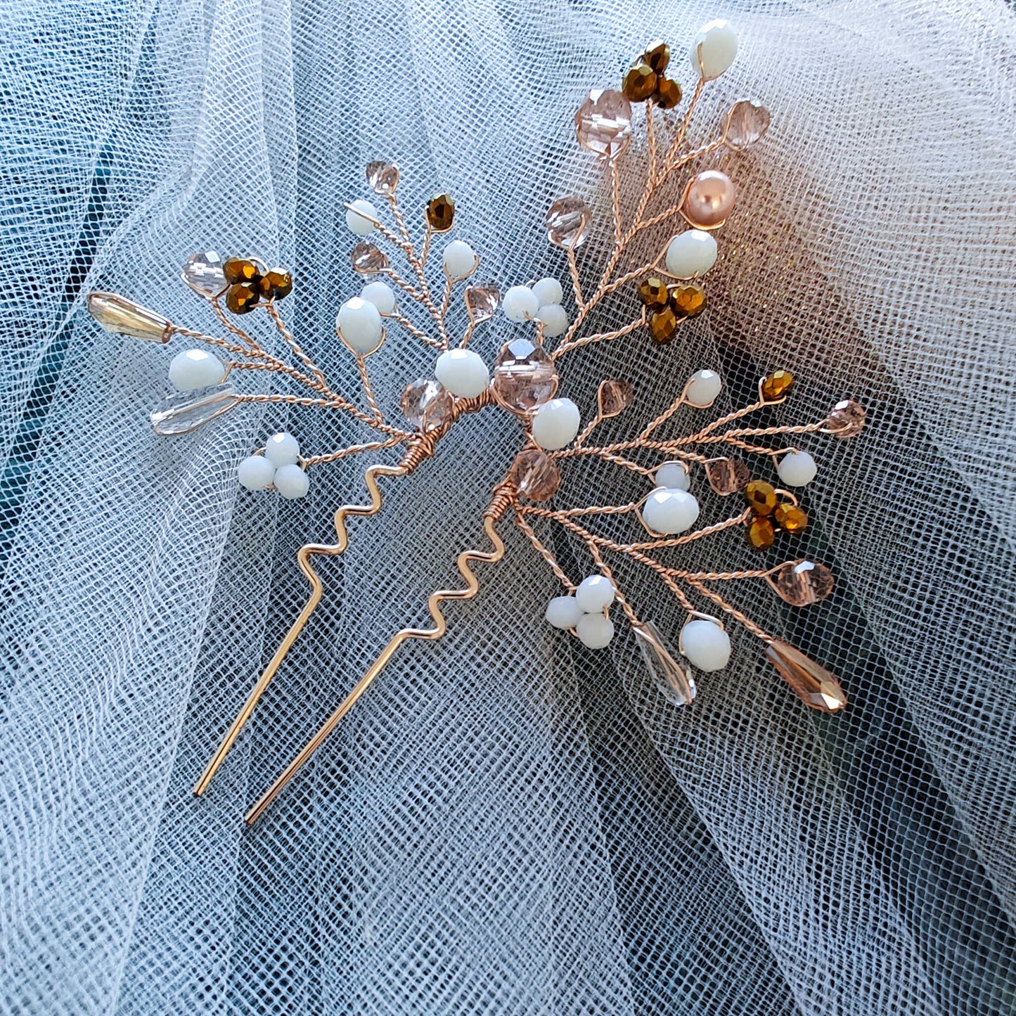 Tocado Amelie | Headpin Solitario Dorado Claro con Cristales en Blanco, Dorado, Naranja, Ámbar y Perla Nácar Palo Rosa