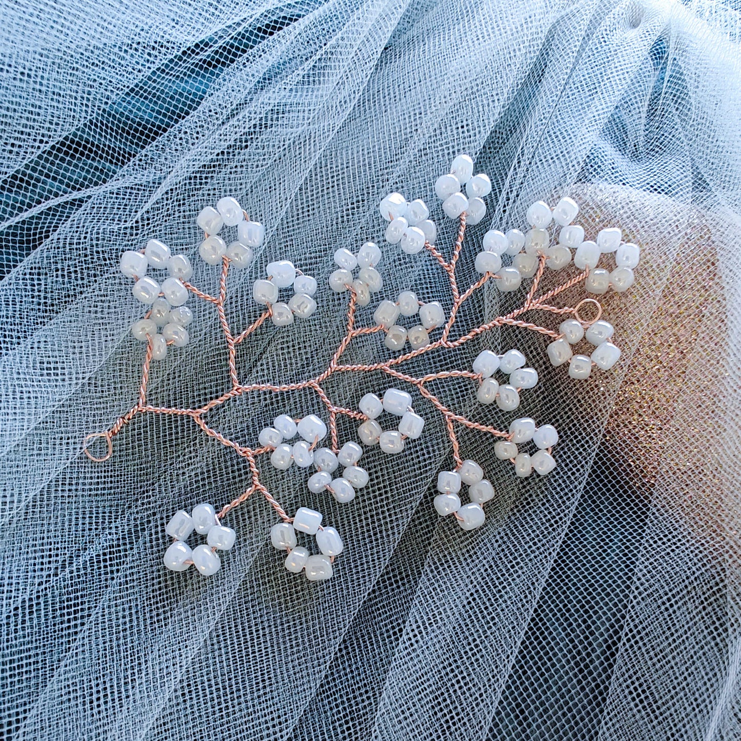 Tocado Caro | Encantadora Combinación En Blanco Con Aretes a Juego