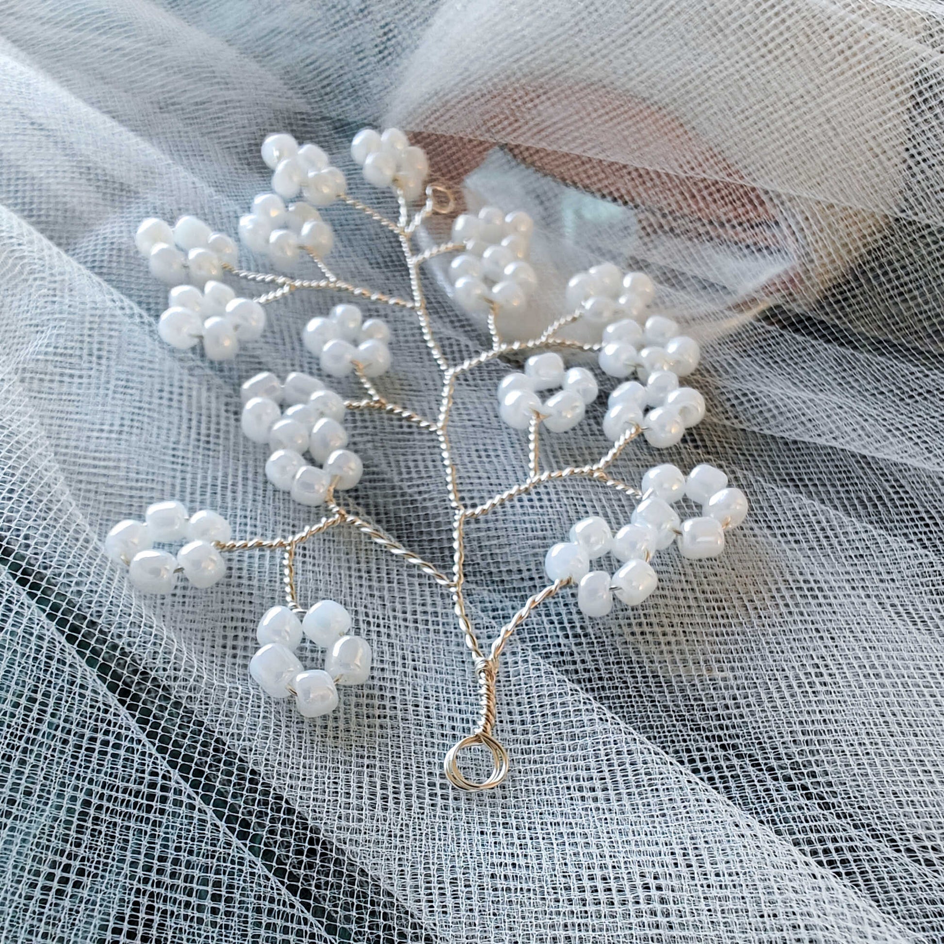 tocado caro-Plateado con blanco