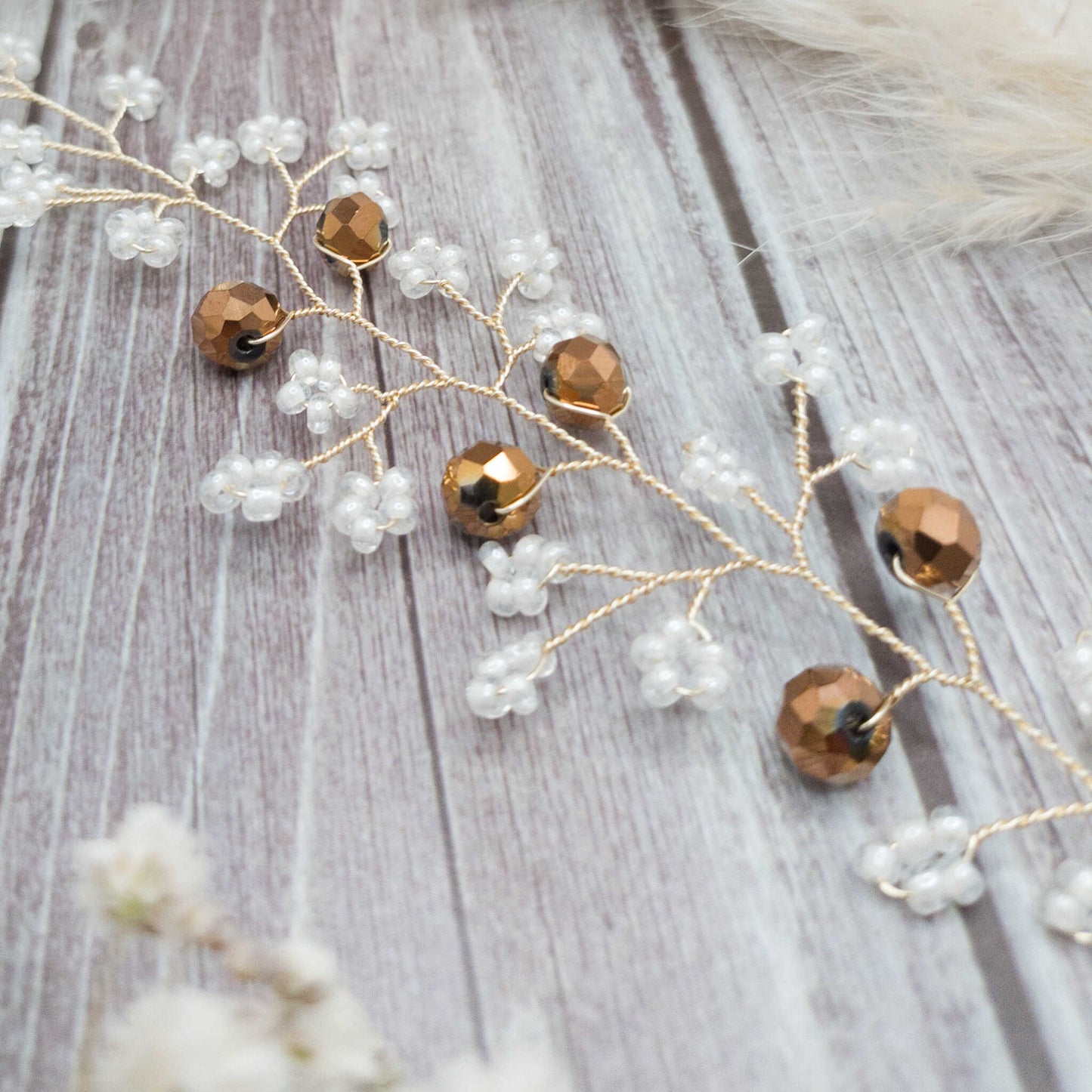 tocado irina-Dorado claro con blanco perlado y cristal dorado