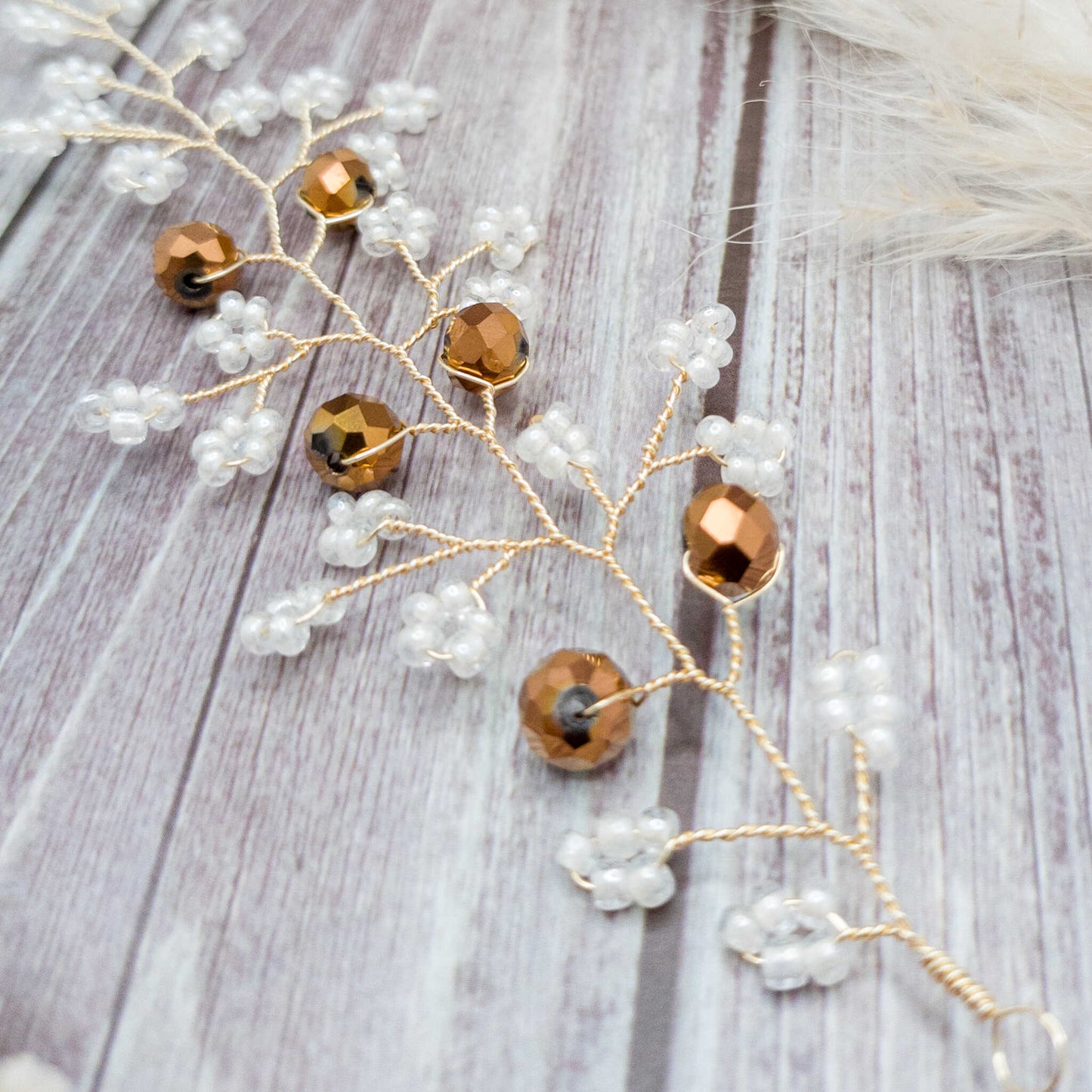 tocado irina-Dorado claro con blanco perlado y cristal dorado