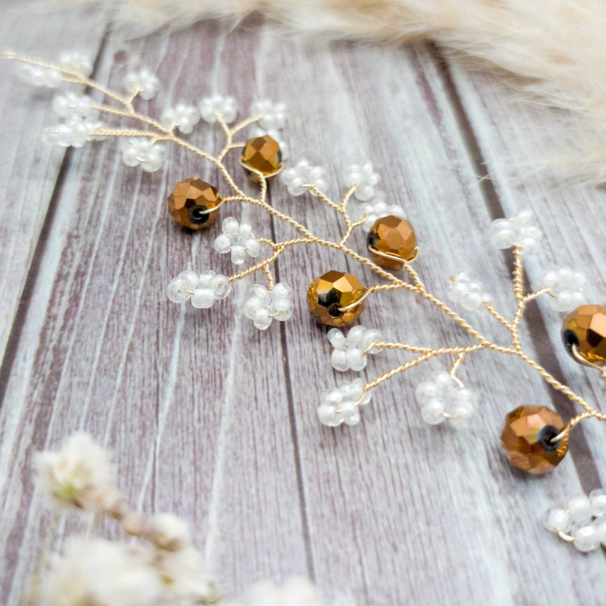 tocado irina-Dorado claro con blanco perlado y cristal dorado