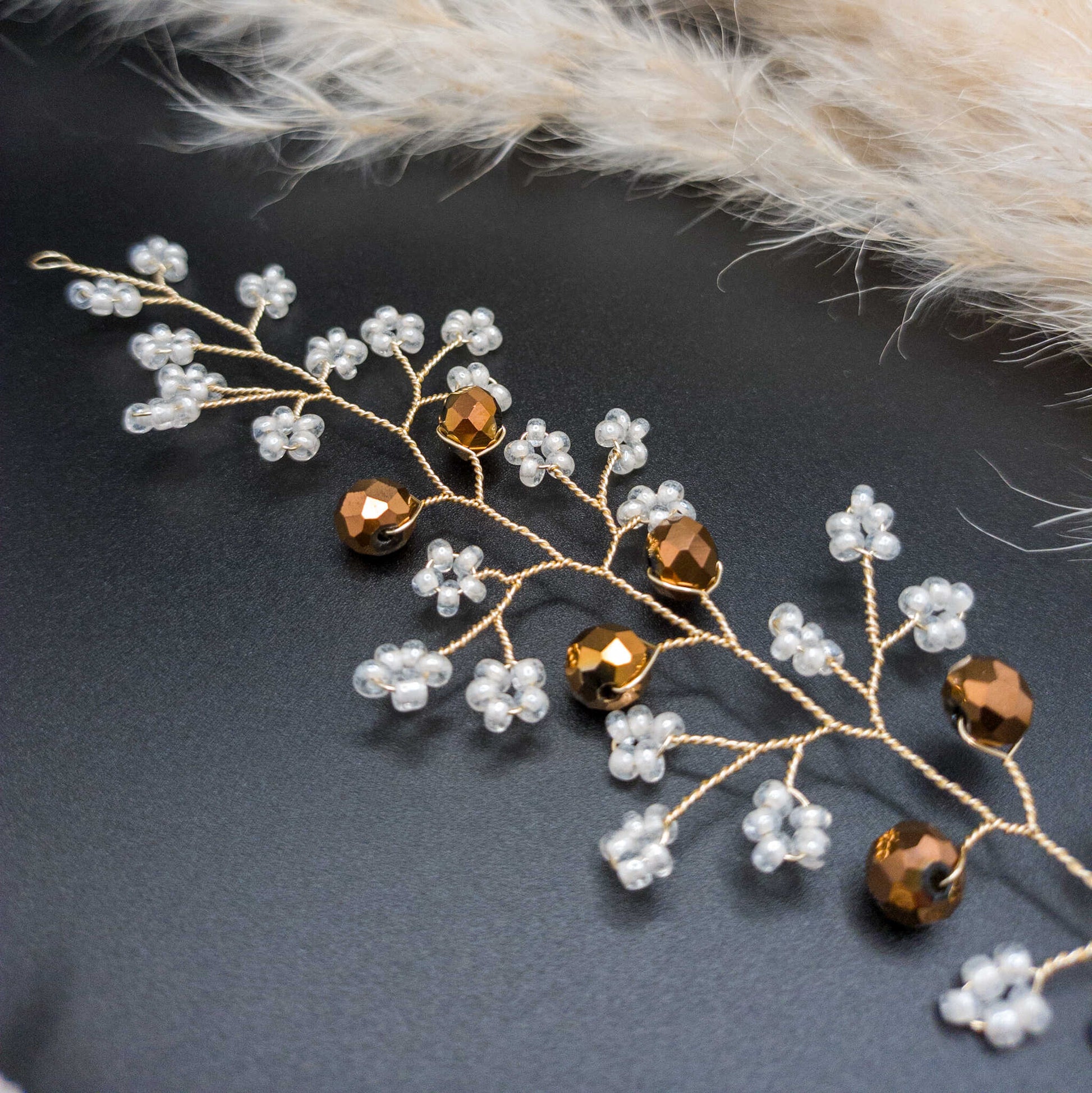 tocado irina-Dorado claro con blanco perlado y cristal dorado