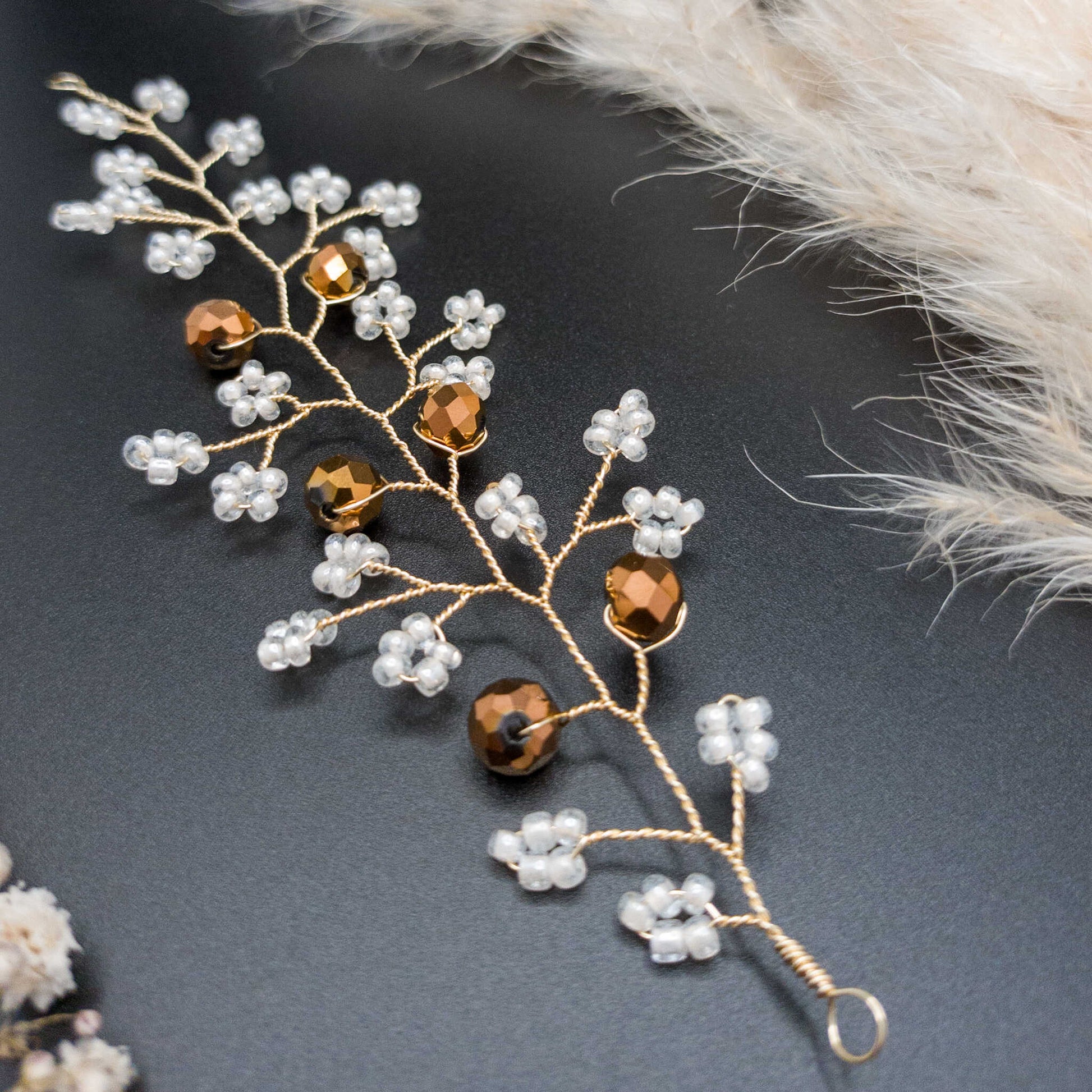 tocado irina-Dorado claro con blanco perlado y cristal dorado