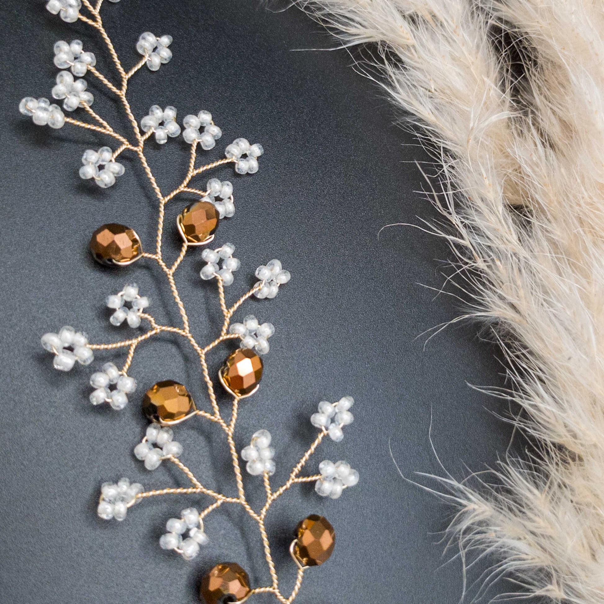 tocado irina-Dorado claro con blanco perlado y cristal dorado