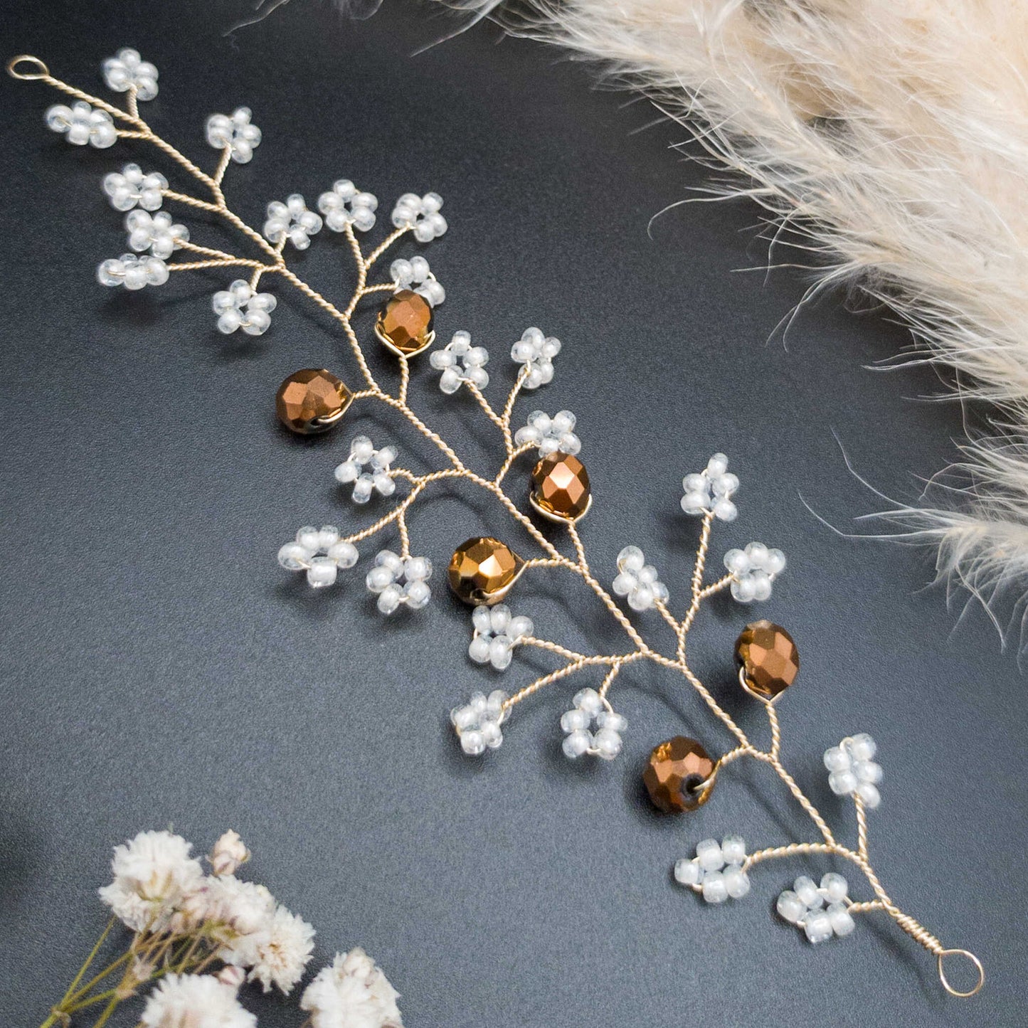 tocado irina-Dorado claro con blanco perlado y cristal dorado