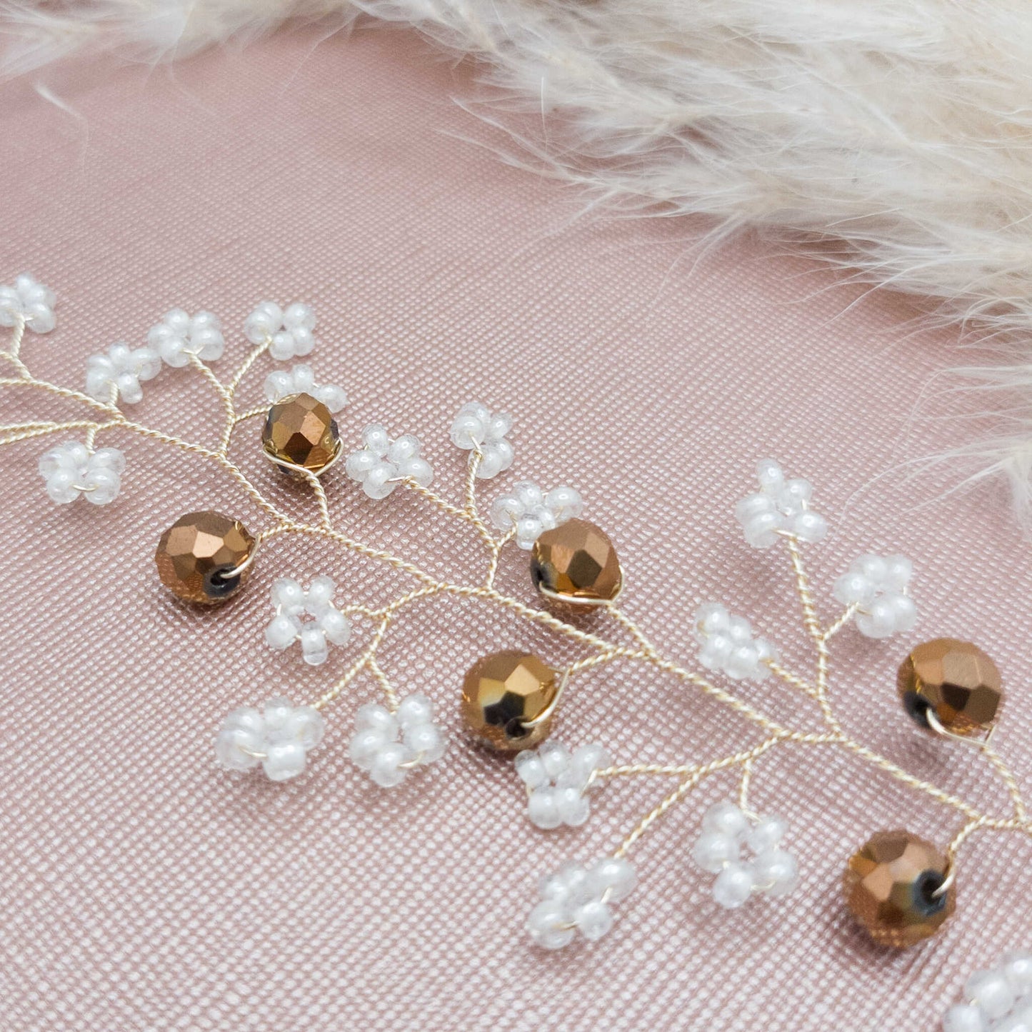 tocado irina-Dorado claro con blanco perlado y cristal dorado