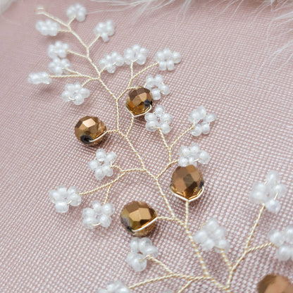 tocado irina-Dorado claro con blanco perlado y cristal dorado