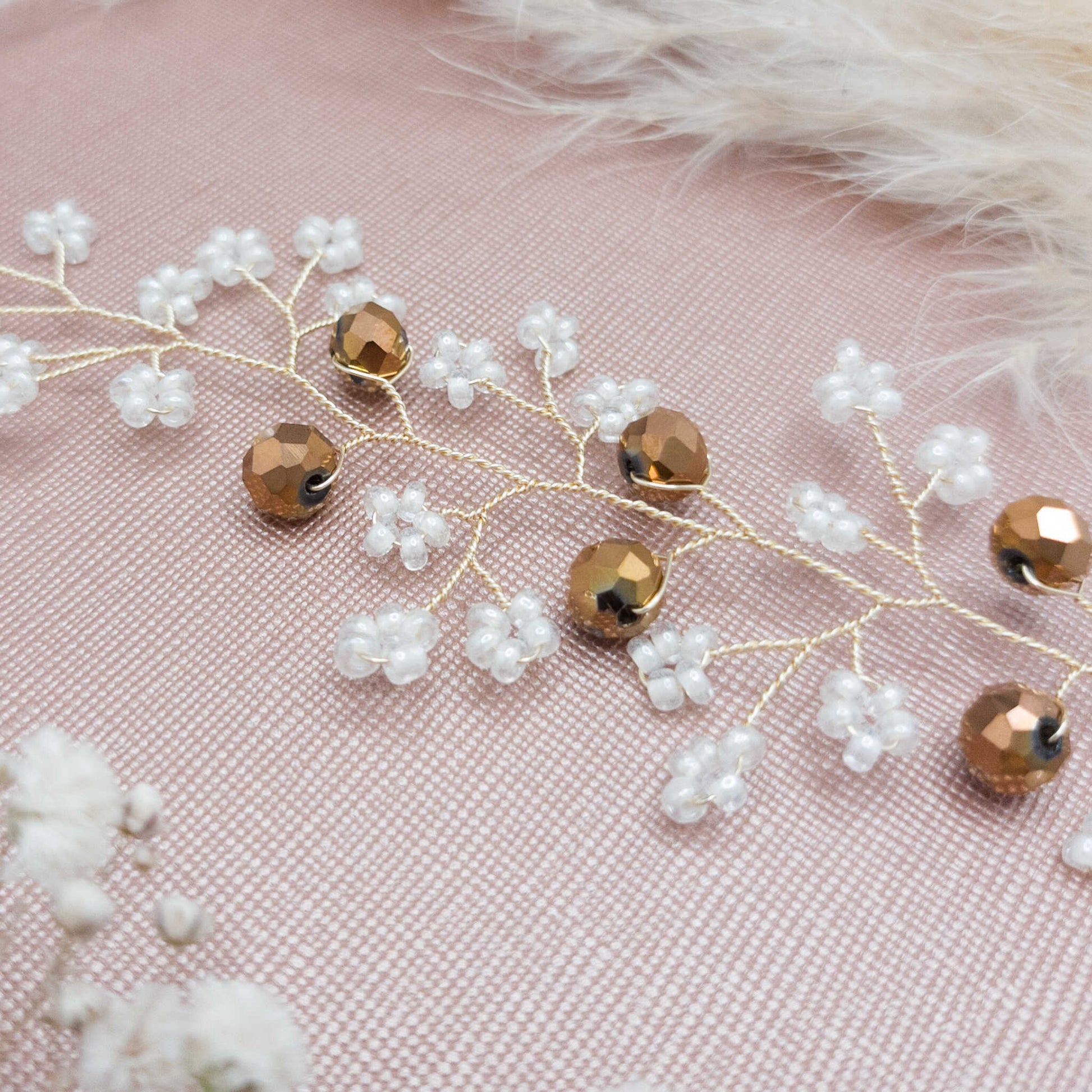 tocado irina-Dorado claro con blanco perlado y cristal dorado