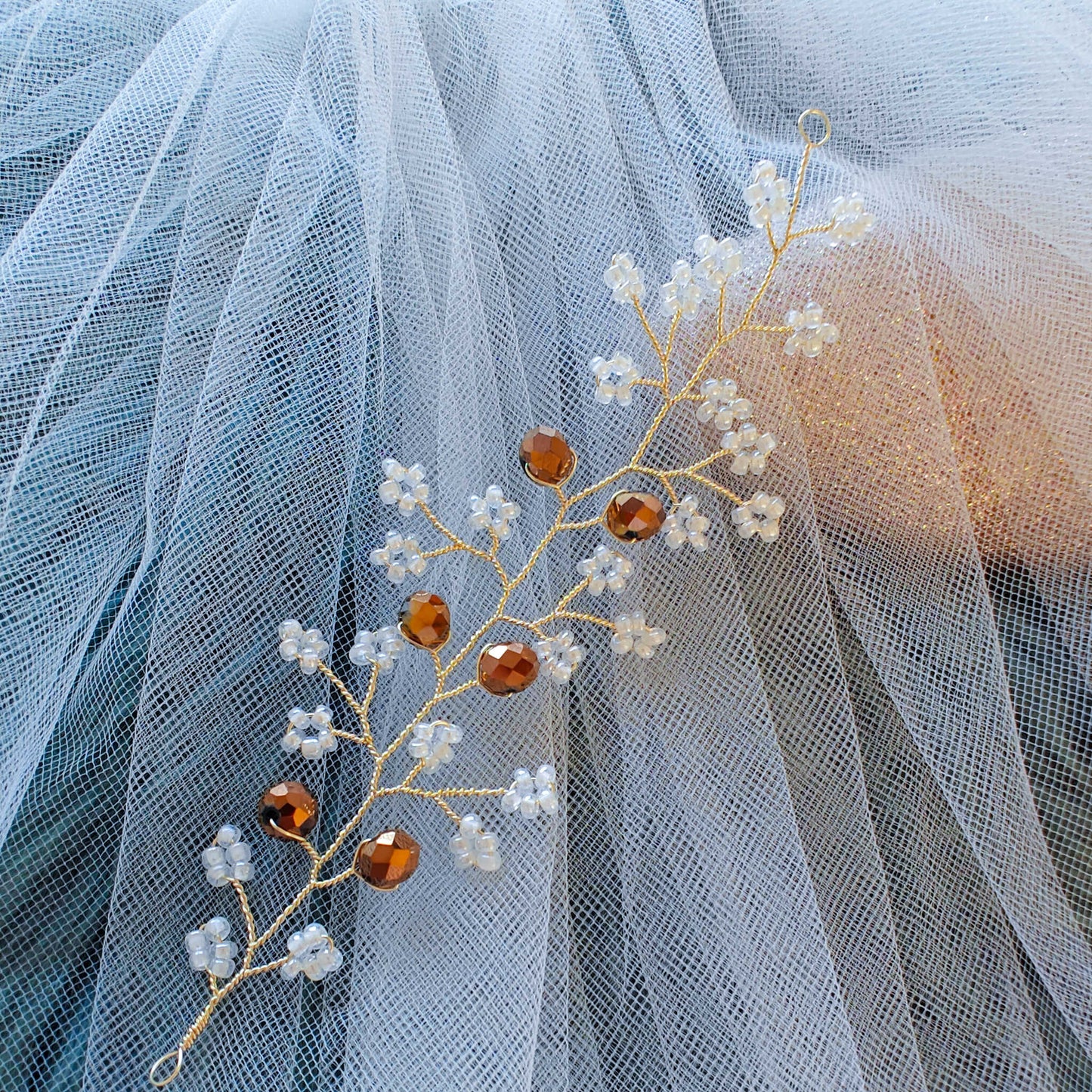 tocado irina-Dorado claro con blanco perlado y cristal dorado