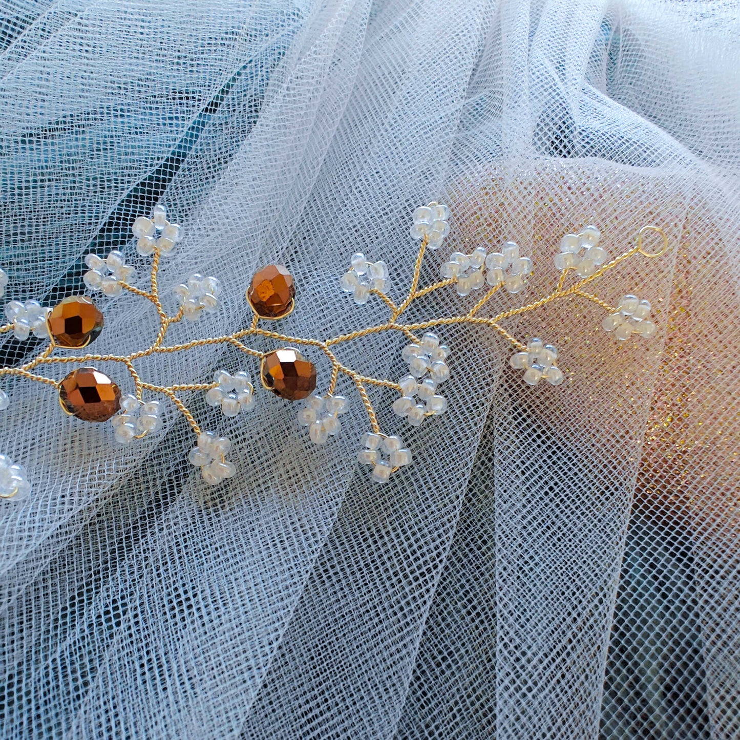 tocado irina-Dorado claro con blanco perlado y cristal dorado