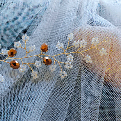 tocado irina-Dorado claro con blanco perlado y cristal dorado