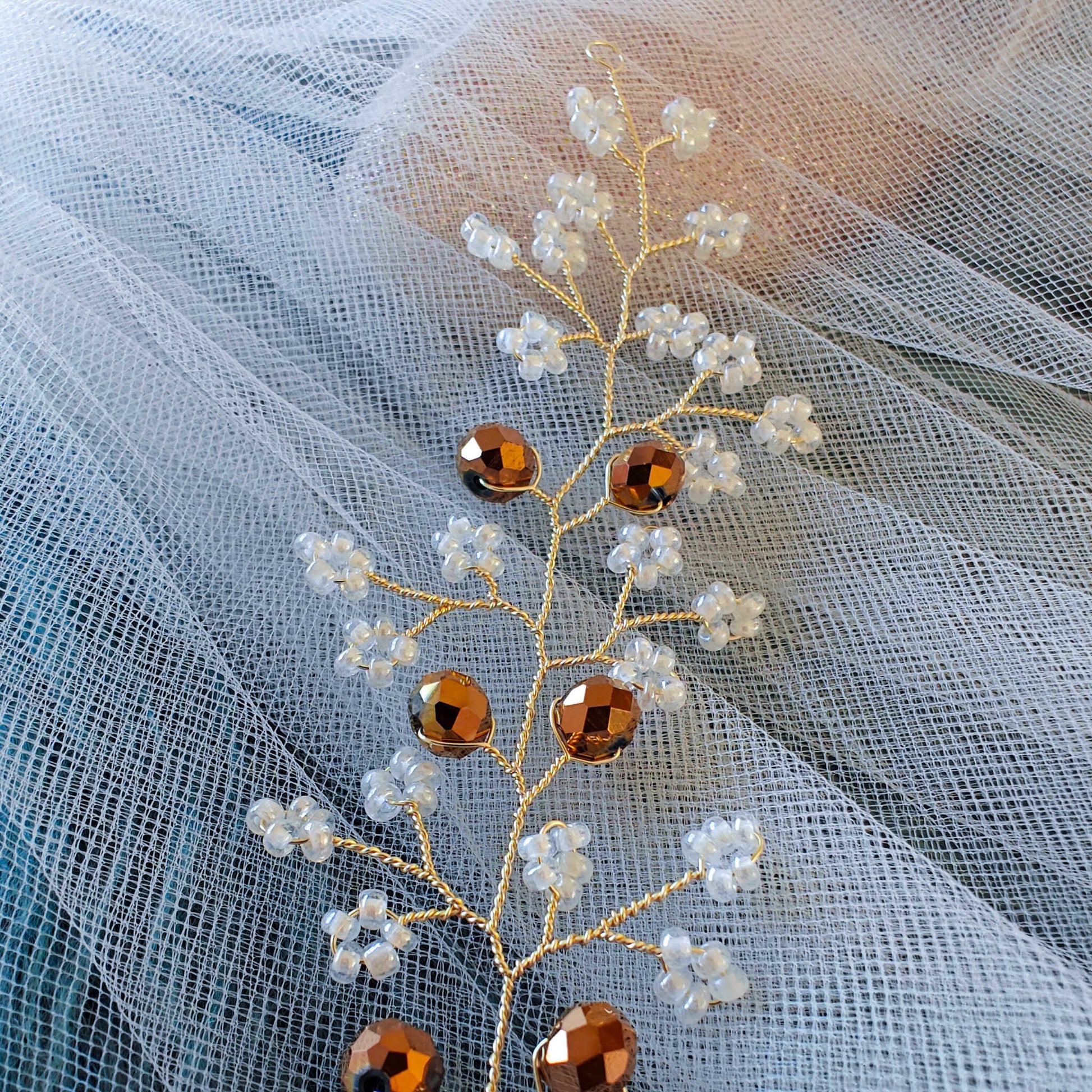 tocado irina-Dorado claro con blanco perlado y cristal dorado