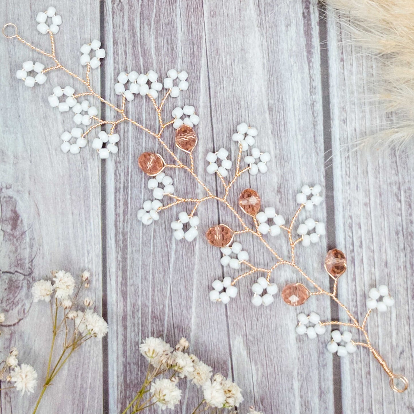 tocado irina-Dorado con blanco mate y cristal rosa