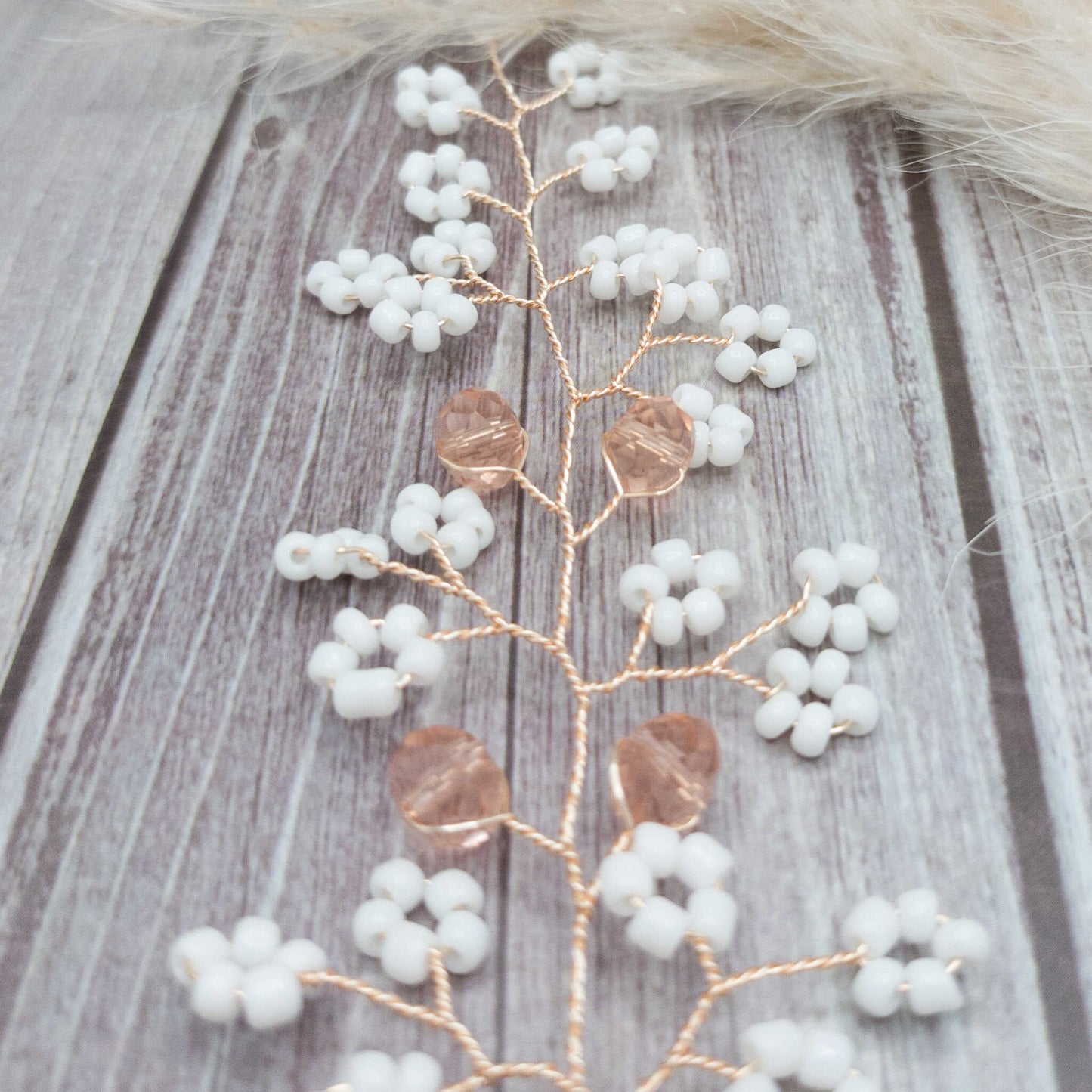 tocado irina-Dorado con blanco mate y cristal rosa