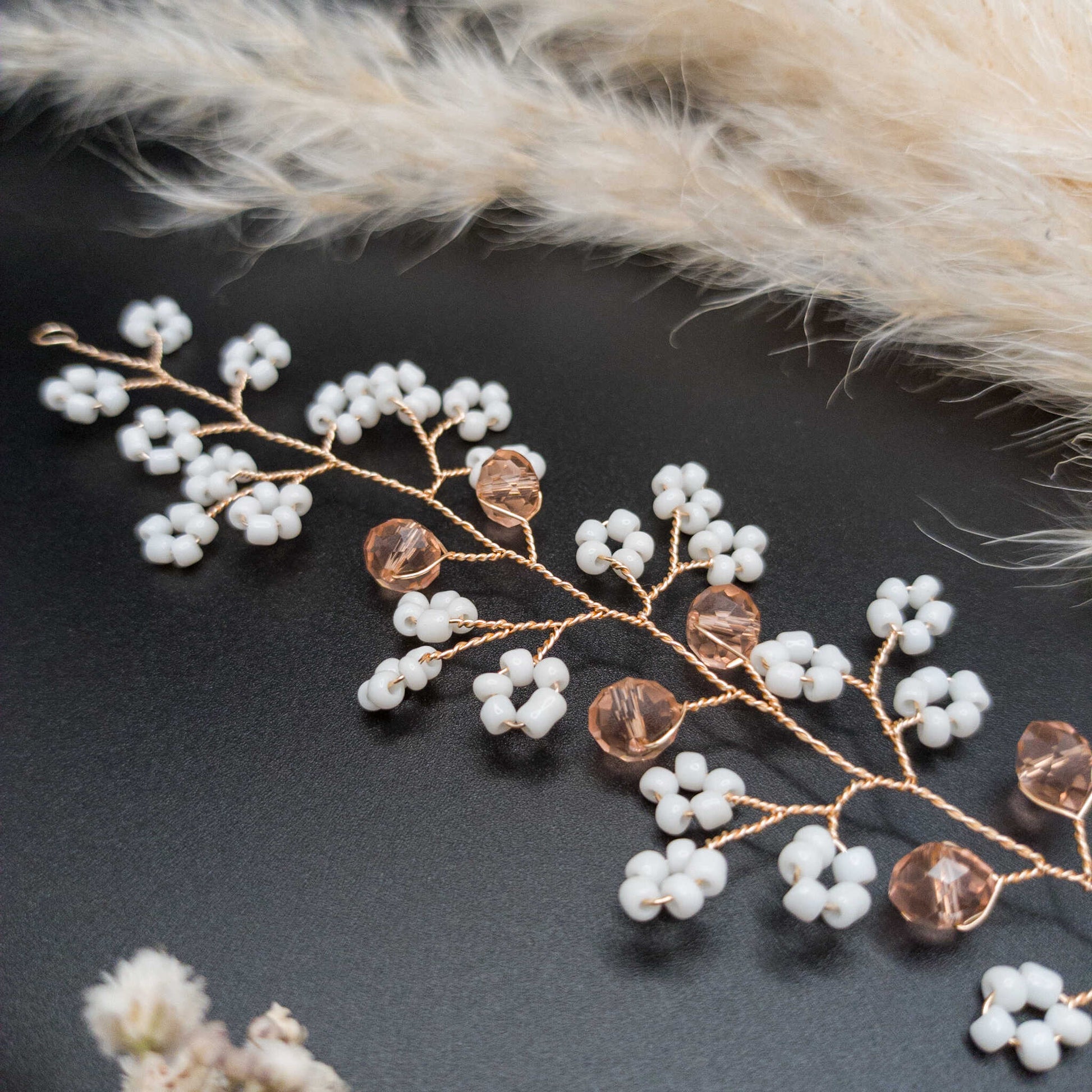 tocado irina-Dorado con blanco mate y cristal rosa