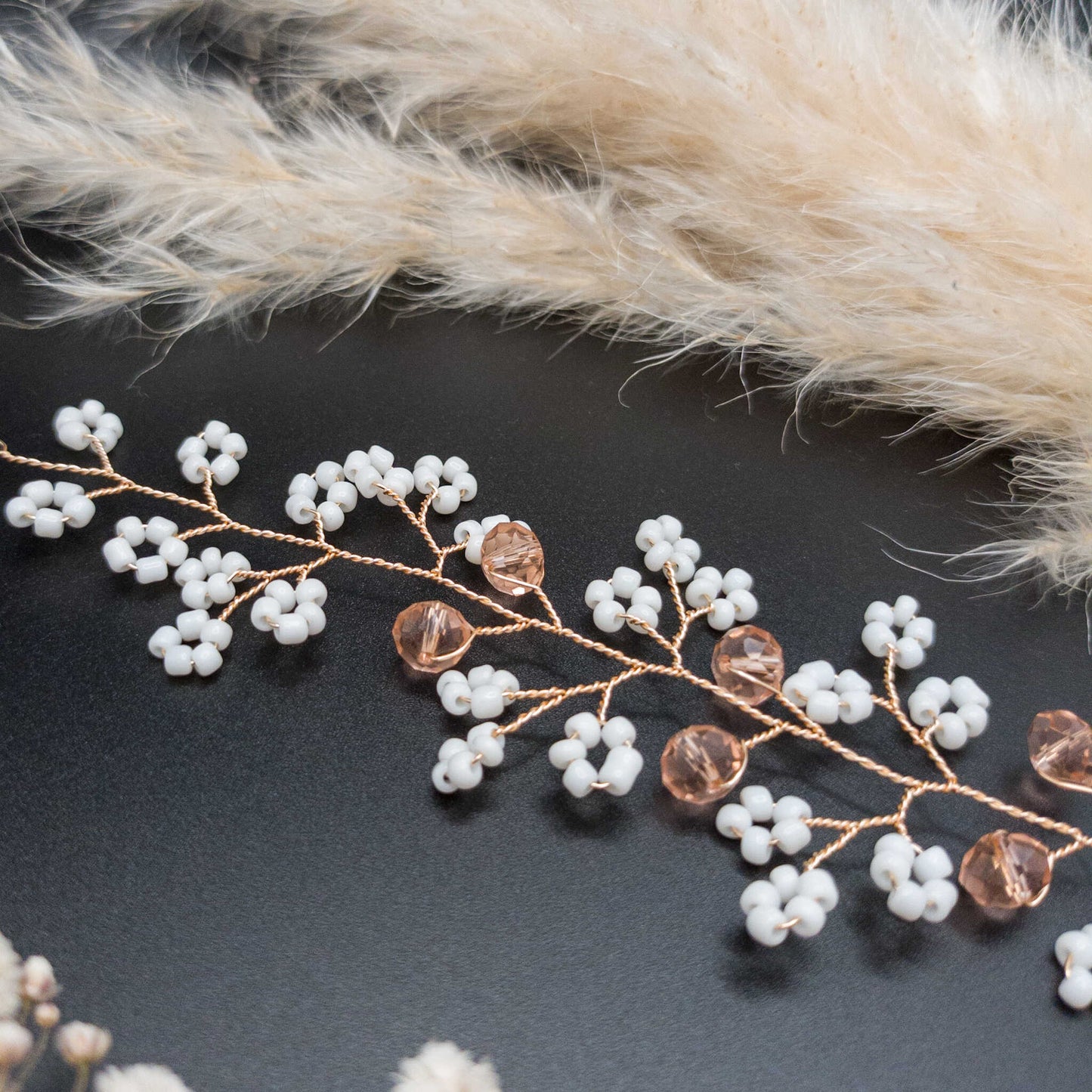 tocado irina-Dorado con blanco mate y cristal rosa