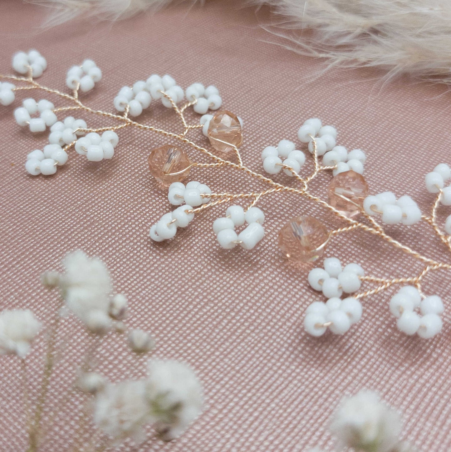 tocado irina-Dorado con blanco mate y cristal rosa