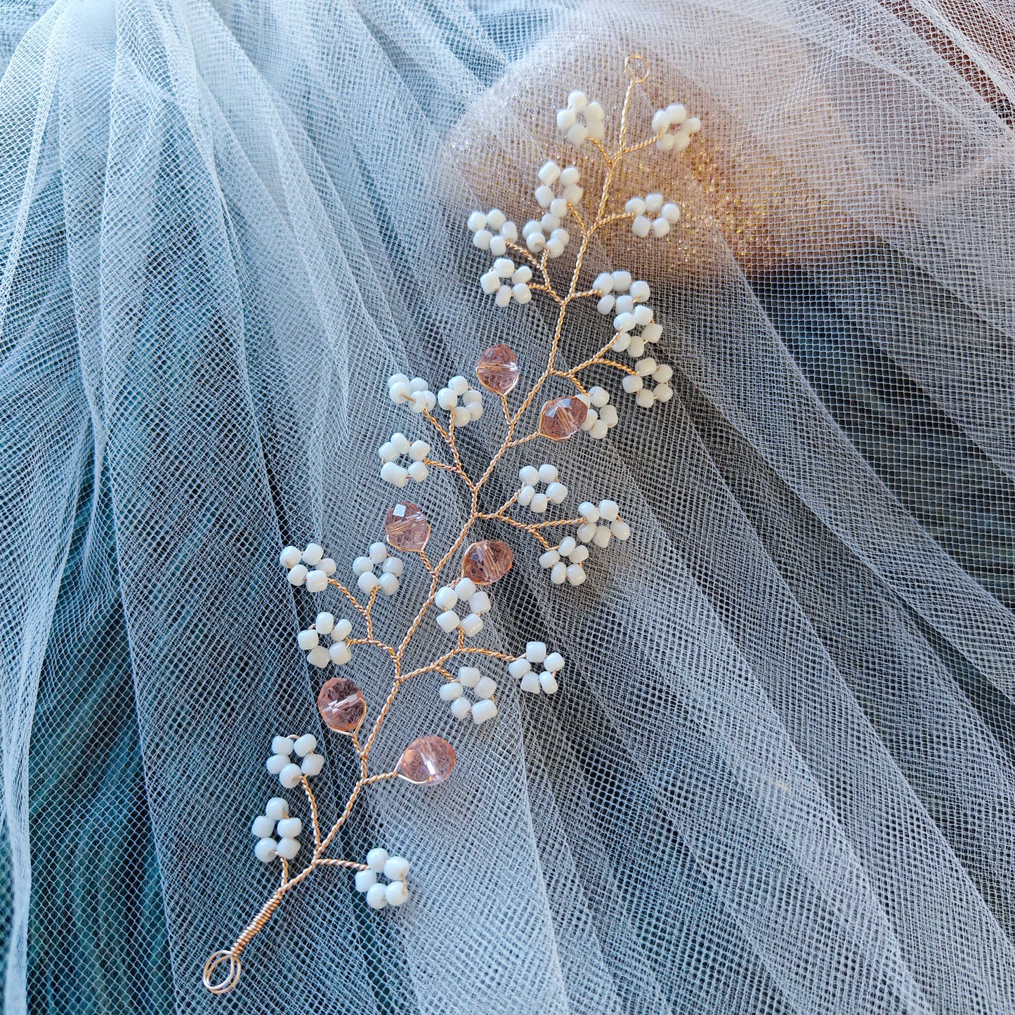 tocado irina-Dorado con blanco mate y cristal rosa