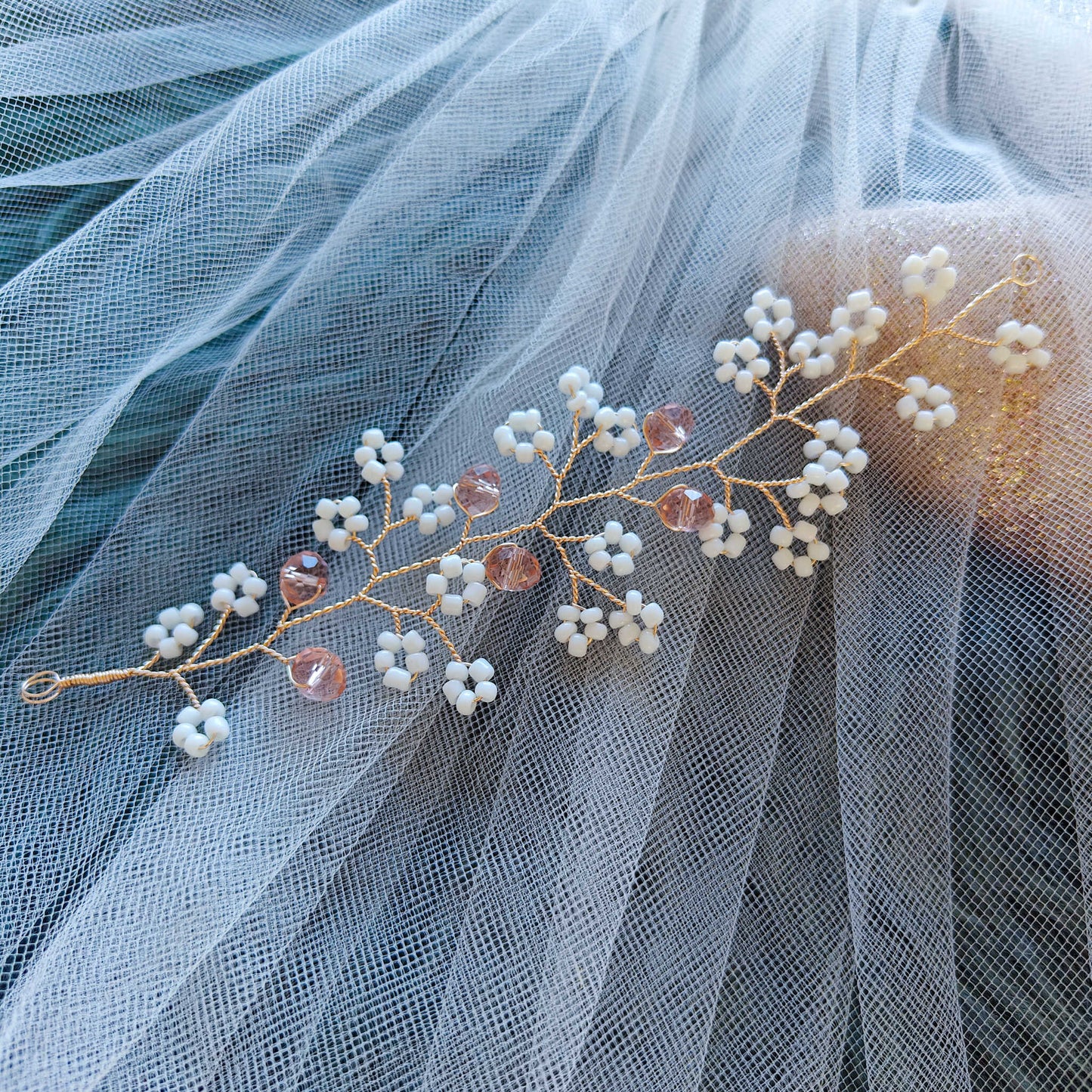 tocado irina-Dorado con blanco mate y cristal rosa