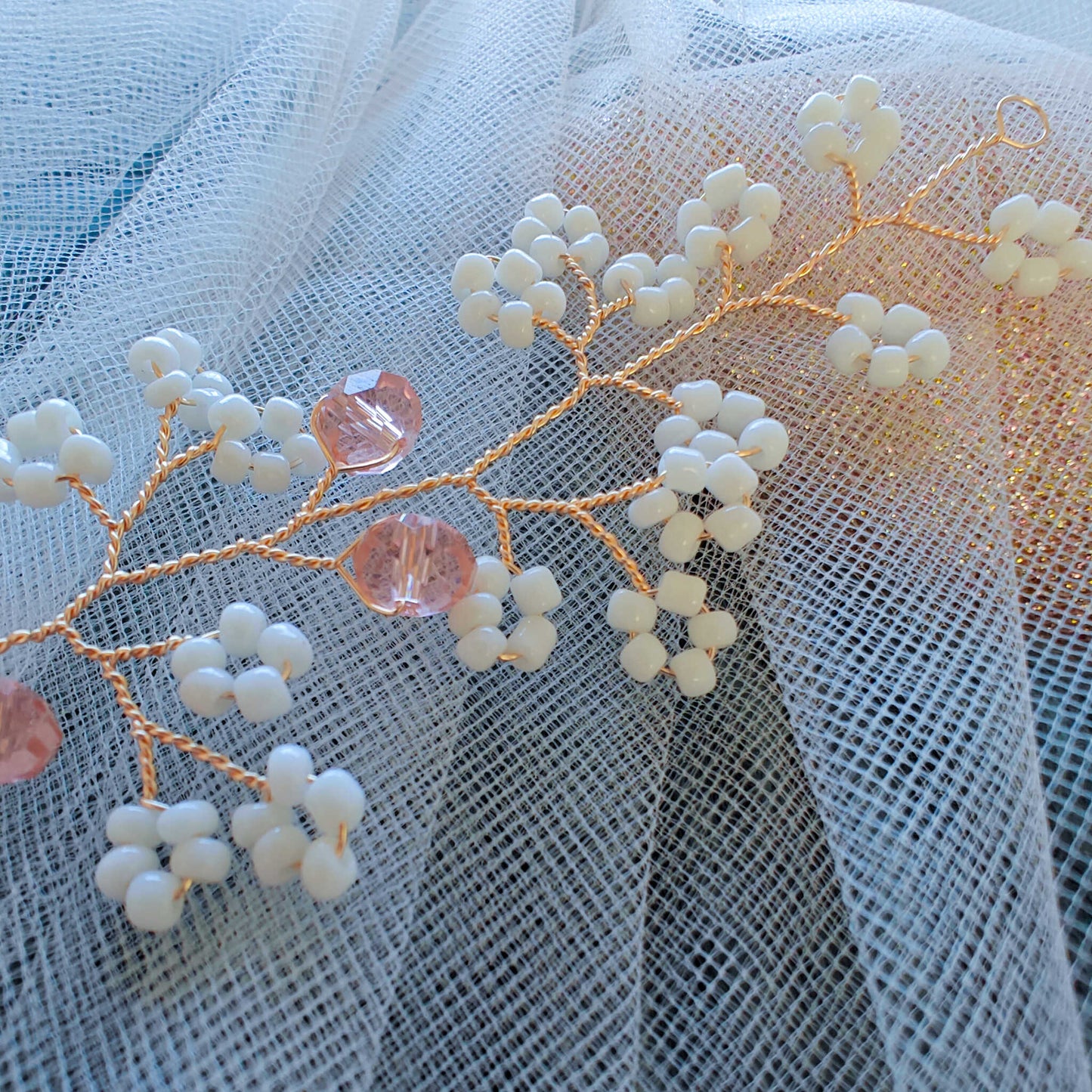 tocado irina-Dorado con blanco mate y cristal rosa