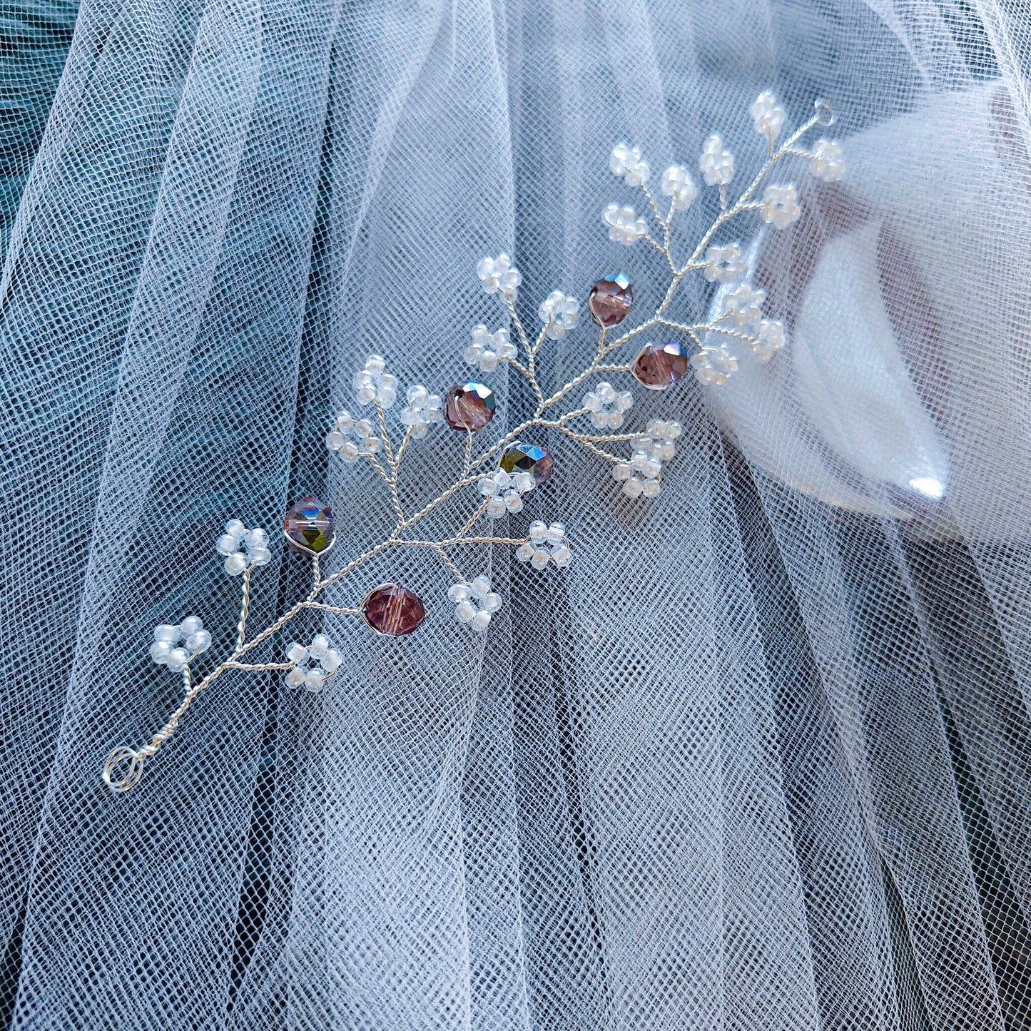 tocado irina-Plateado con blanco perlado cristal tornasol