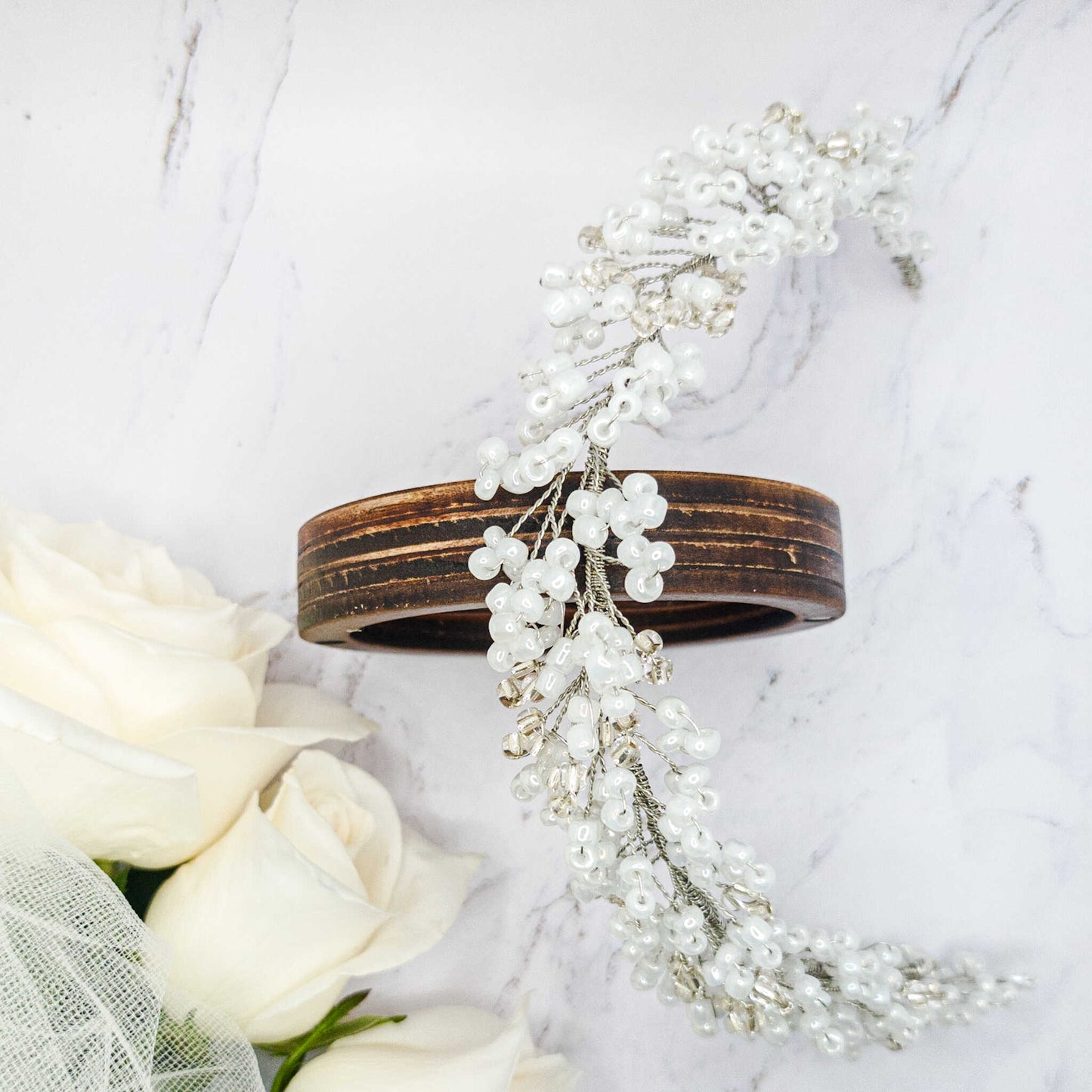 Tocado Iris | Diadema Flexible Plateado y Blanco