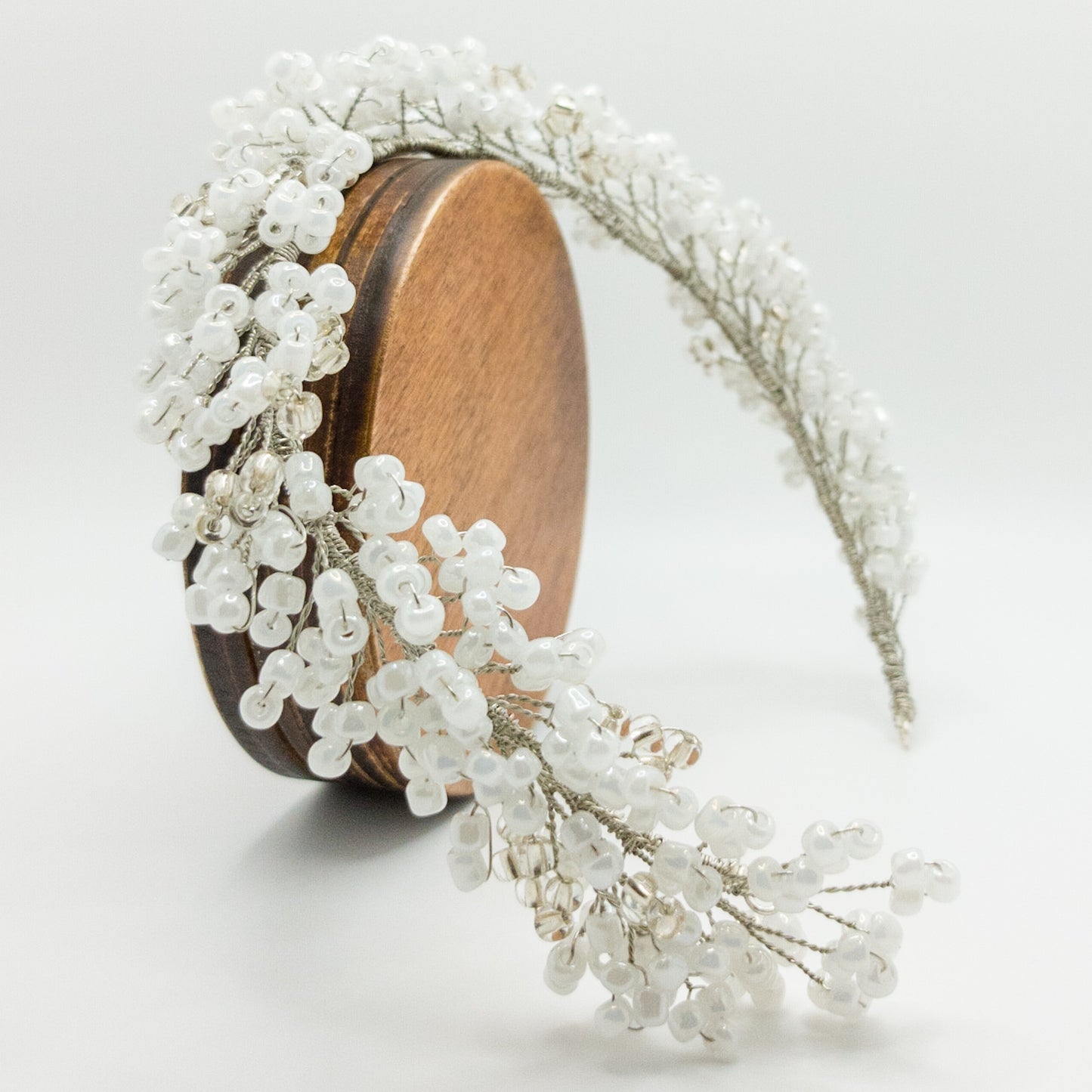 Tocado Iris | Diadema Flexible Plateado y Blanco