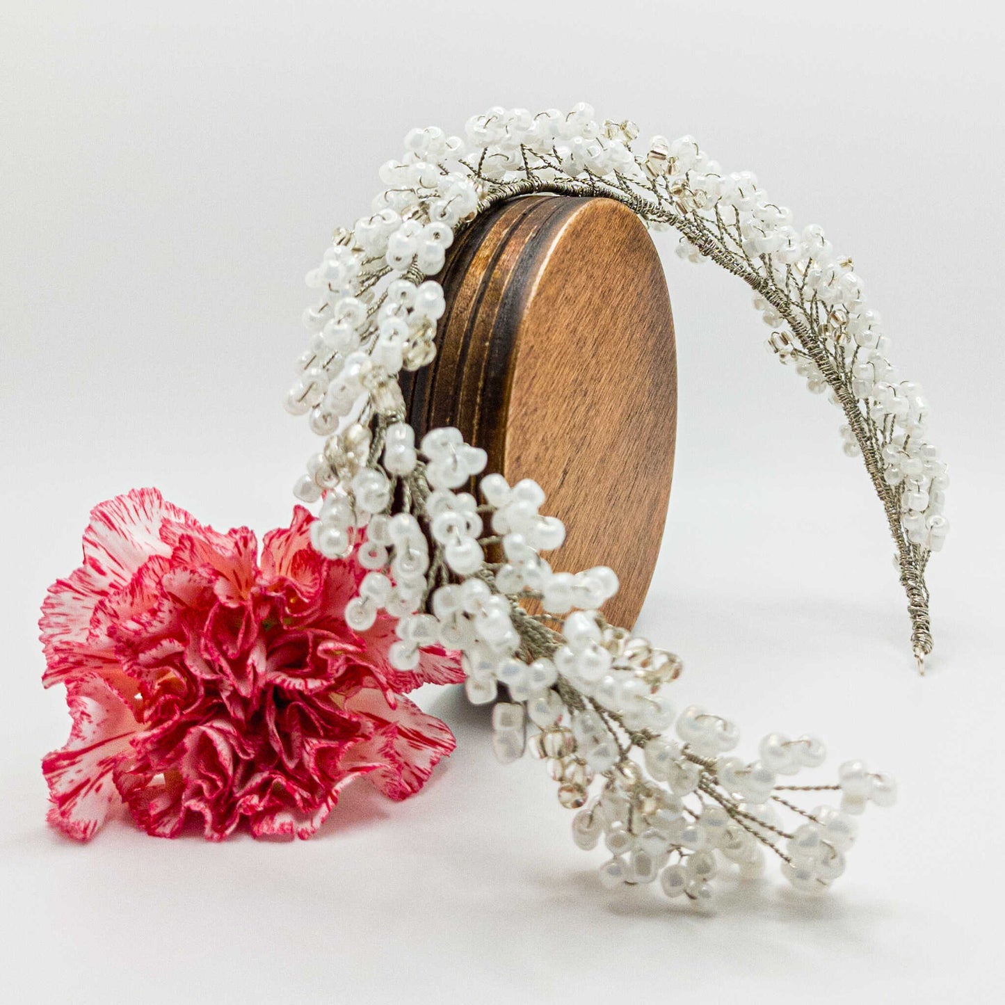 Tocado Iris | Diadema Flexible Plateado y Blanco